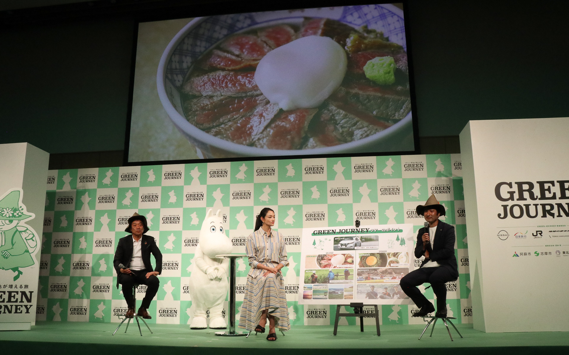 アカモク丼やあか牛丼を食べた感想を語る冨永さん