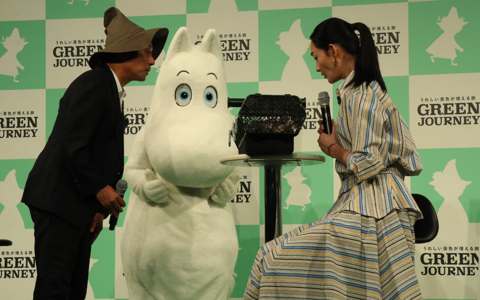 指先で摘まめるほど小さい稚貝が、わずか10か月で立派に育つことに冨永さんも興味津々の様子