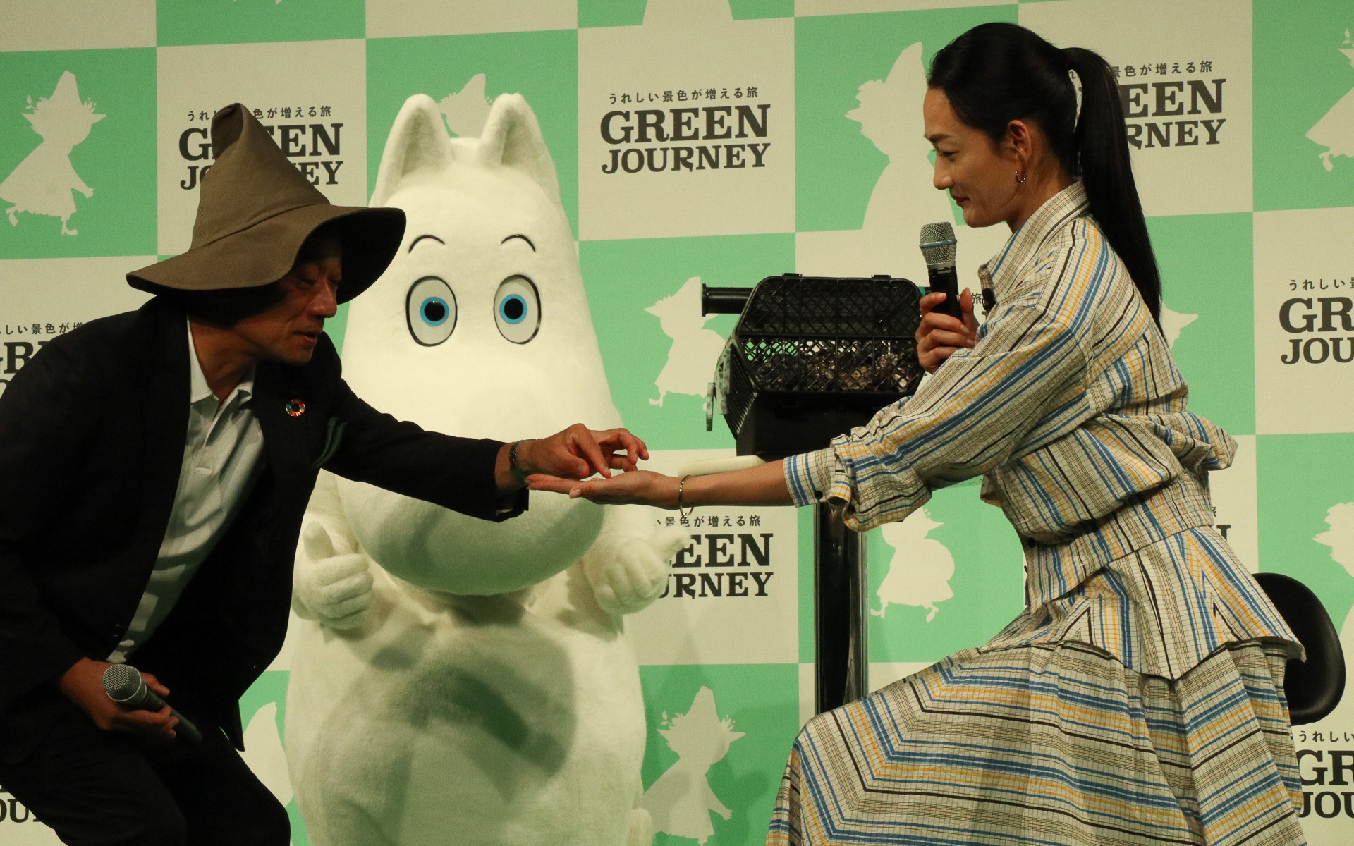 指先で摘まめるほど小さい稚貝が、わずか10か月で立派に育つことに冨永さんも興味津々の様子