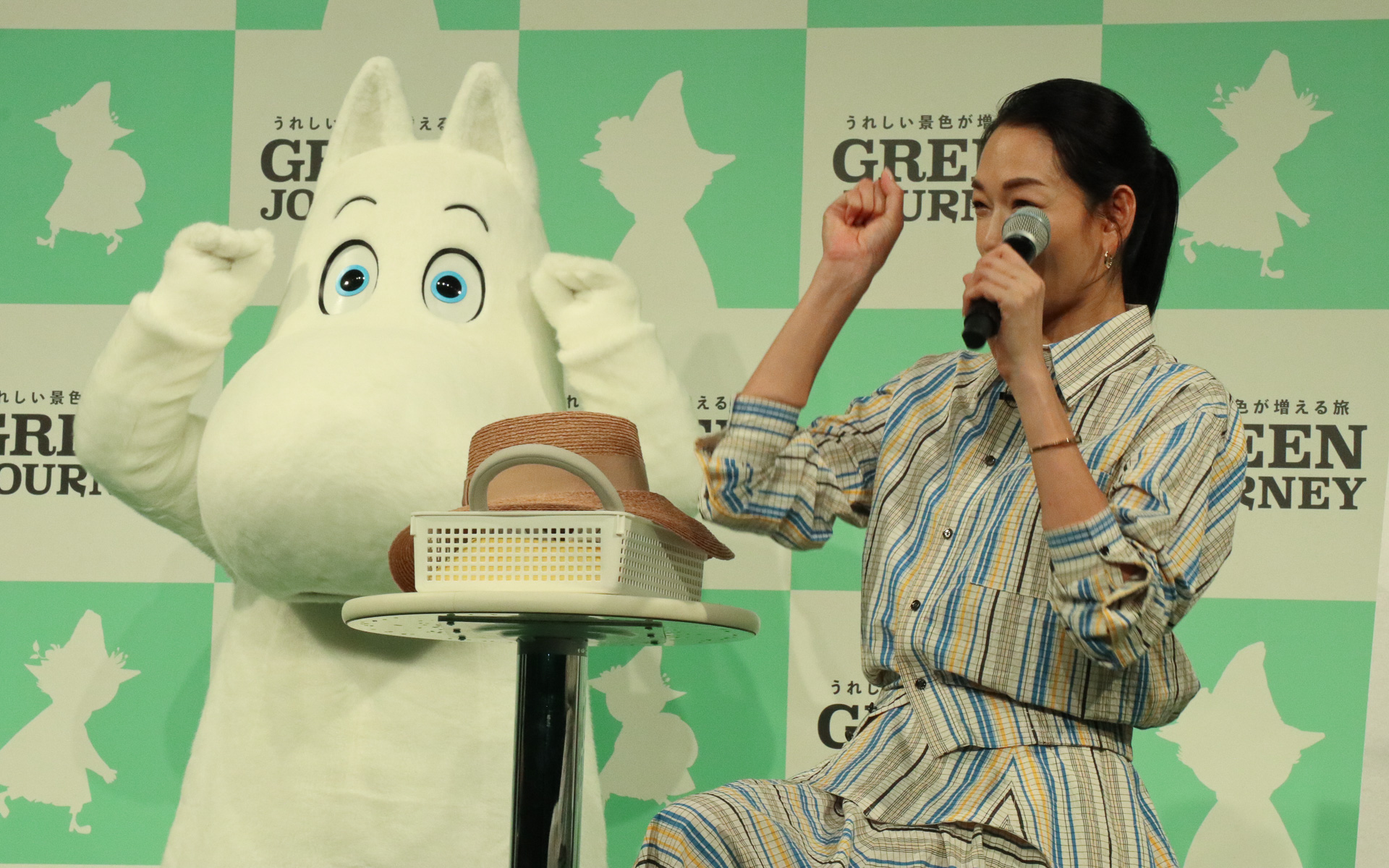 司会から冨永さんのお薦めアイテムで気に入ったものを質問されたムーミンは、ジェスチャーで帽子だと回答した