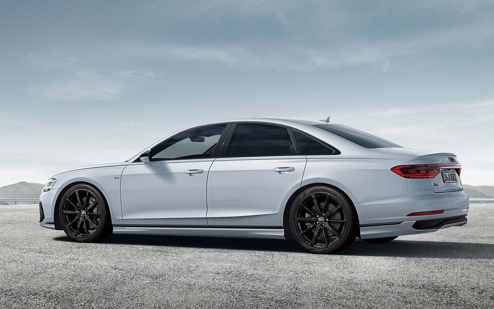 A8 Grand Touring limitedでは特別装備のAudi Sport製ブラックの10スポークスターデザインアルミホイールなどで精悍なイメージを際立たせた