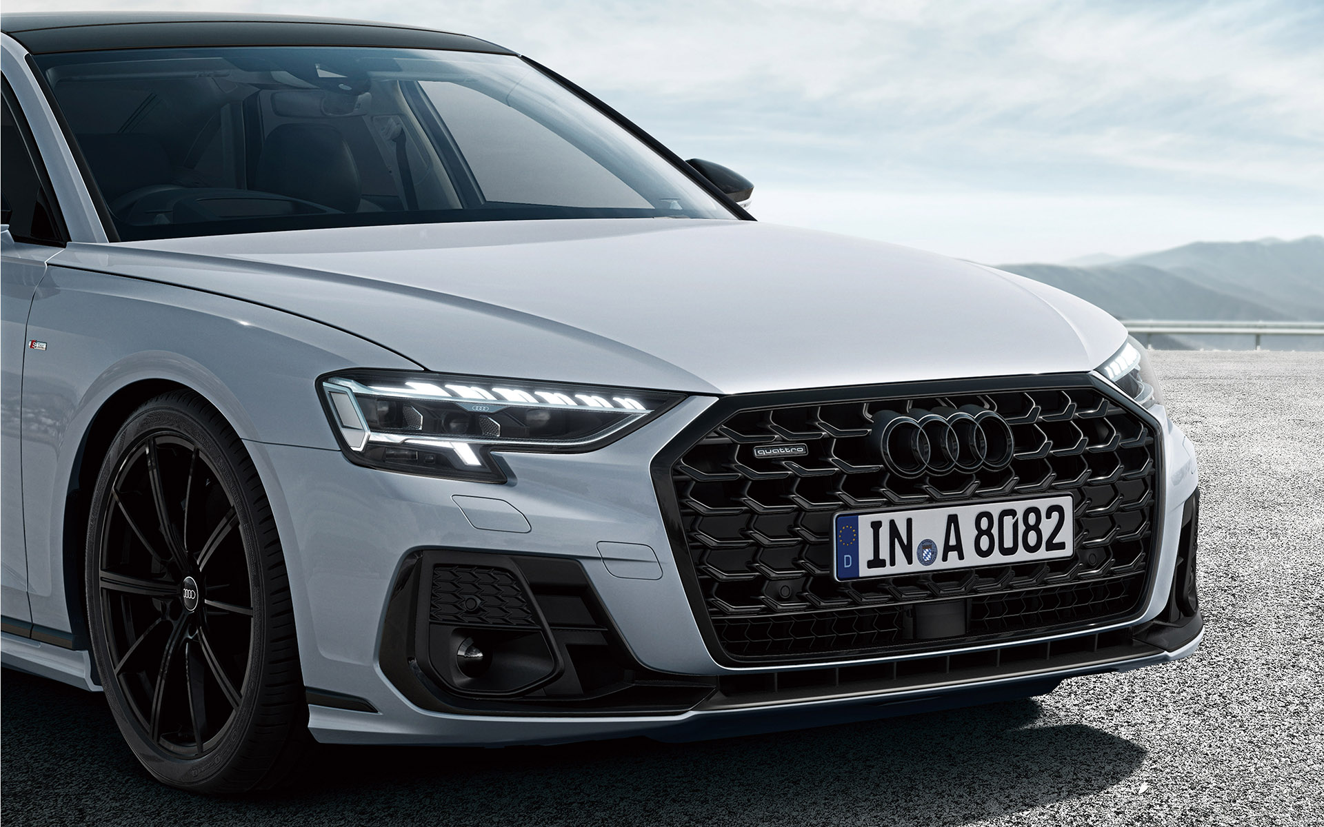 A8 Grand Touring limitedでは特別装備のAudi Sport製ブラックの10スポークスターデザインアルミホイールなどで精悍なイメージを際立たせた