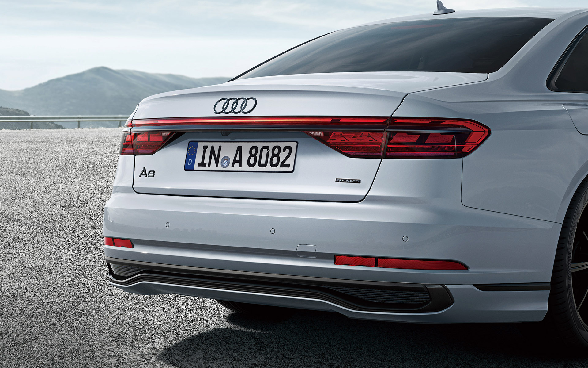 A8 Grand Touring limitedでは特別装備のAudi Sport製ブラックの10スポークスターデザインアルミホイールなどで精悍なイメージを際立たせた