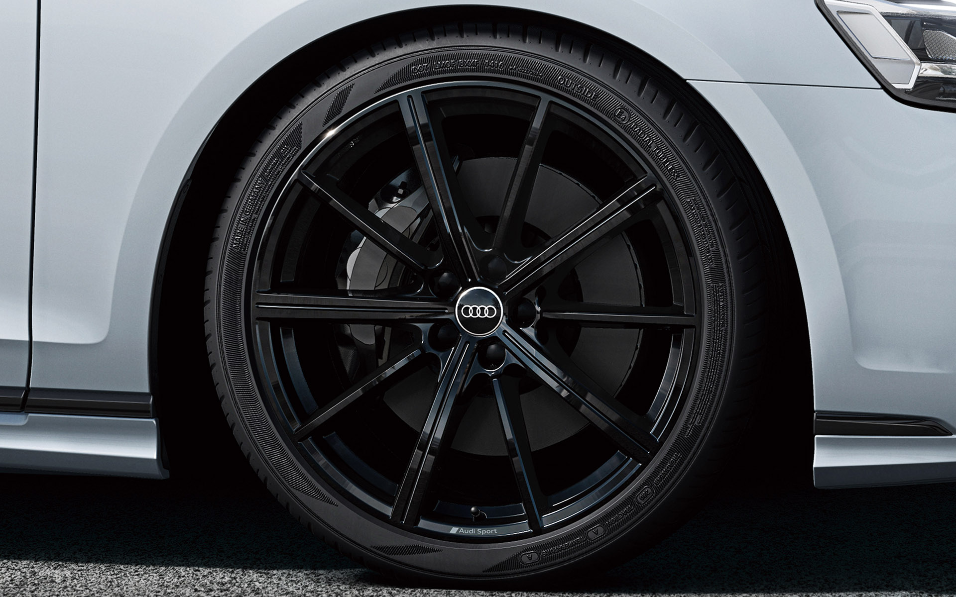 A8 Grand Touring limitedでは特別装備のAudi Sport製ブラックの10スポークスターデザインアルミホイールなどで精悍なイメージを際立たせた