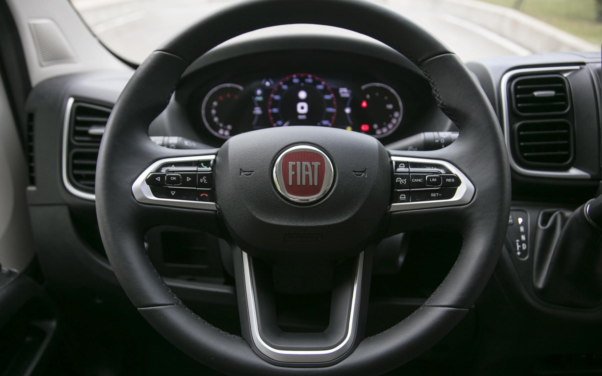 フィアット プロフェッショナルの新モデル「デュカト シリーズ9」