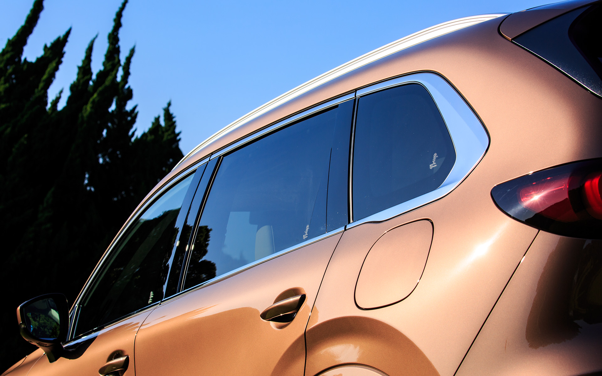 サイドウインドウはCX-8と同じく全周にブライトモールディングを装着。Dピラー部のみ若干太くすることで3列目乗員空間の豊かさを強調しているという