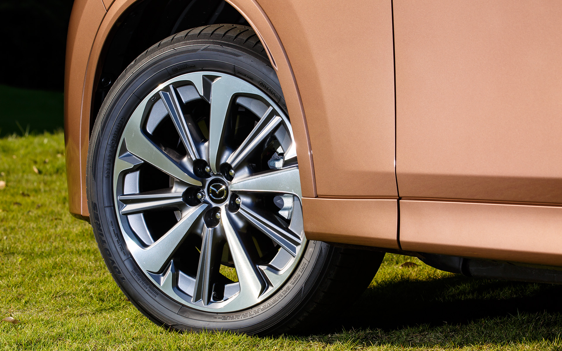 専用の20インチアルミホイールは、グレーメタリック×切削。撮影車両のタイヤはトーヨータイヤ「プロクセス スポーツSUV」でサイズは235/50R20を装着