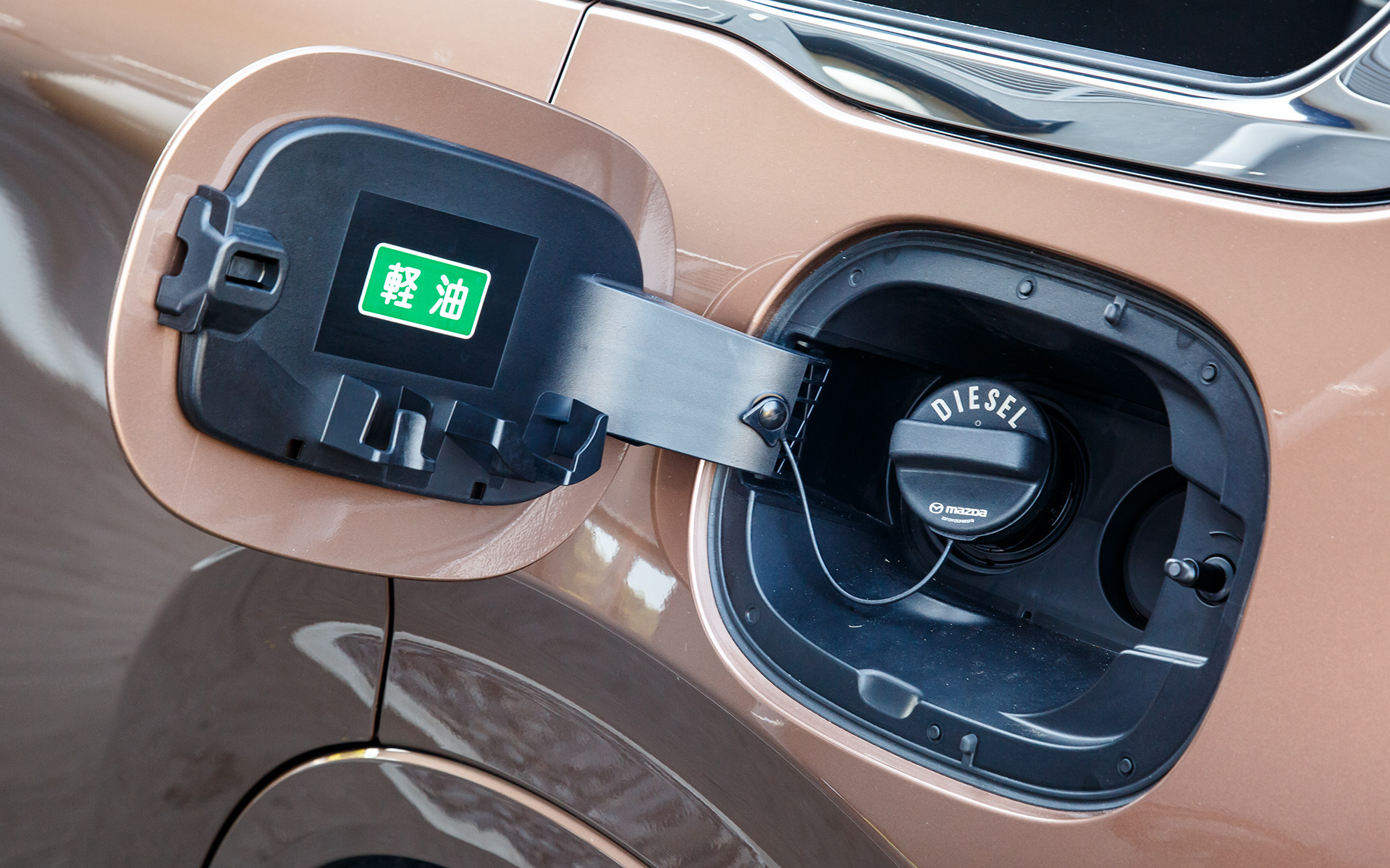 ディーゼルエンジンなので燃料は軽油。タンク容量はCX-60と同じなら58L