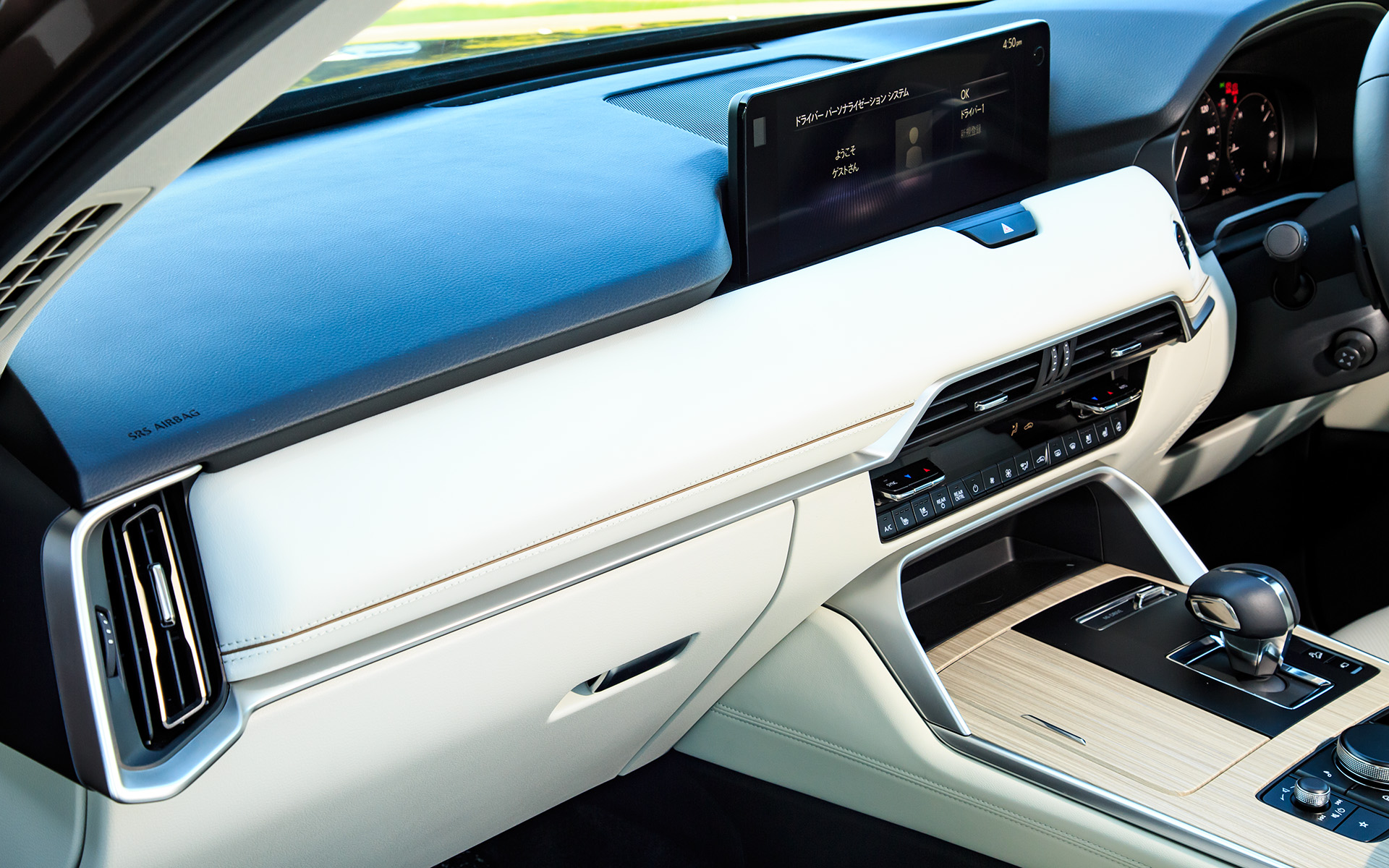 撮影車両の内装色はピュアホワイト。シート表皮はナッパレザー