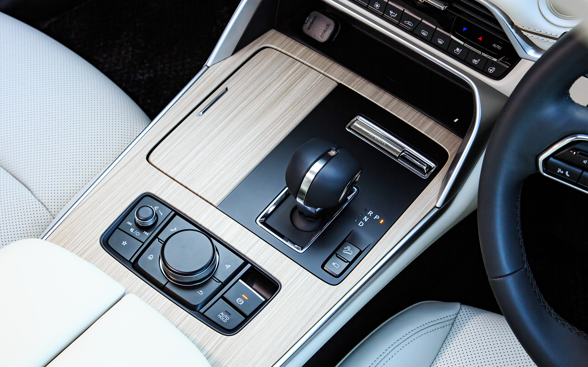 シフトまわり。パネルは本杢のメープル材を採用