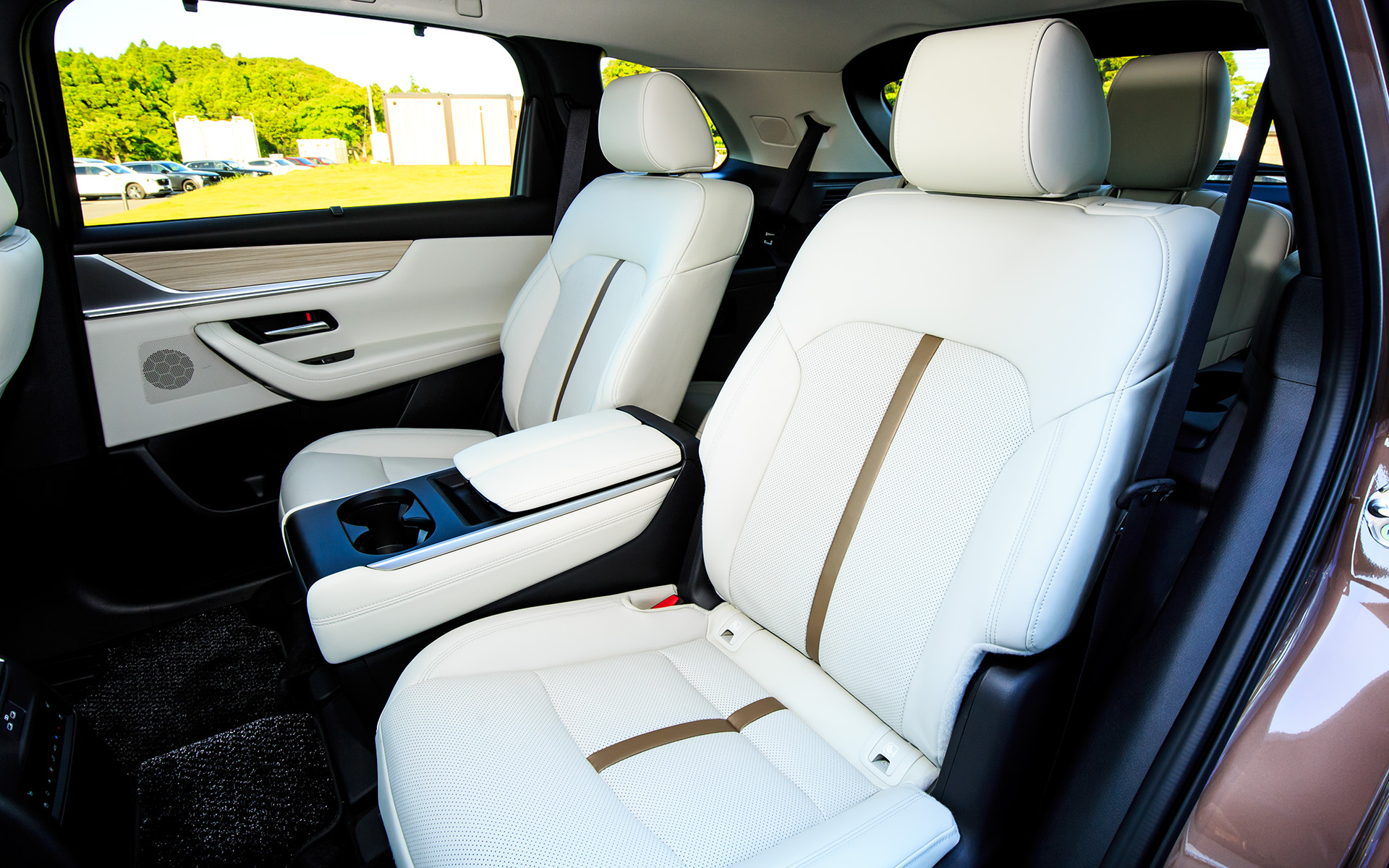 2列目はキャプテンシート。中央にはコンソールボックスを装着