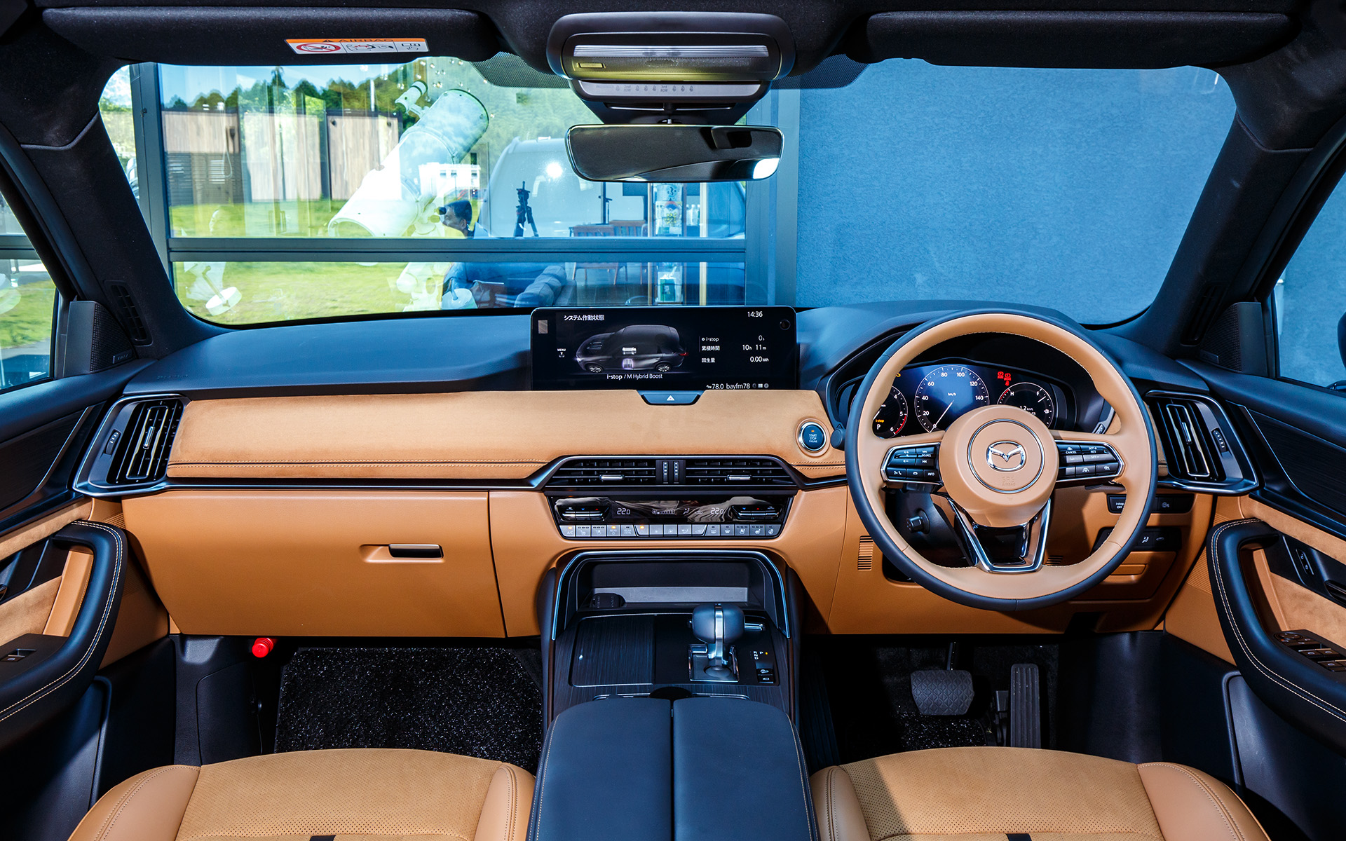 内装色はタン。ブラックを組み合わせた2トーンとなる