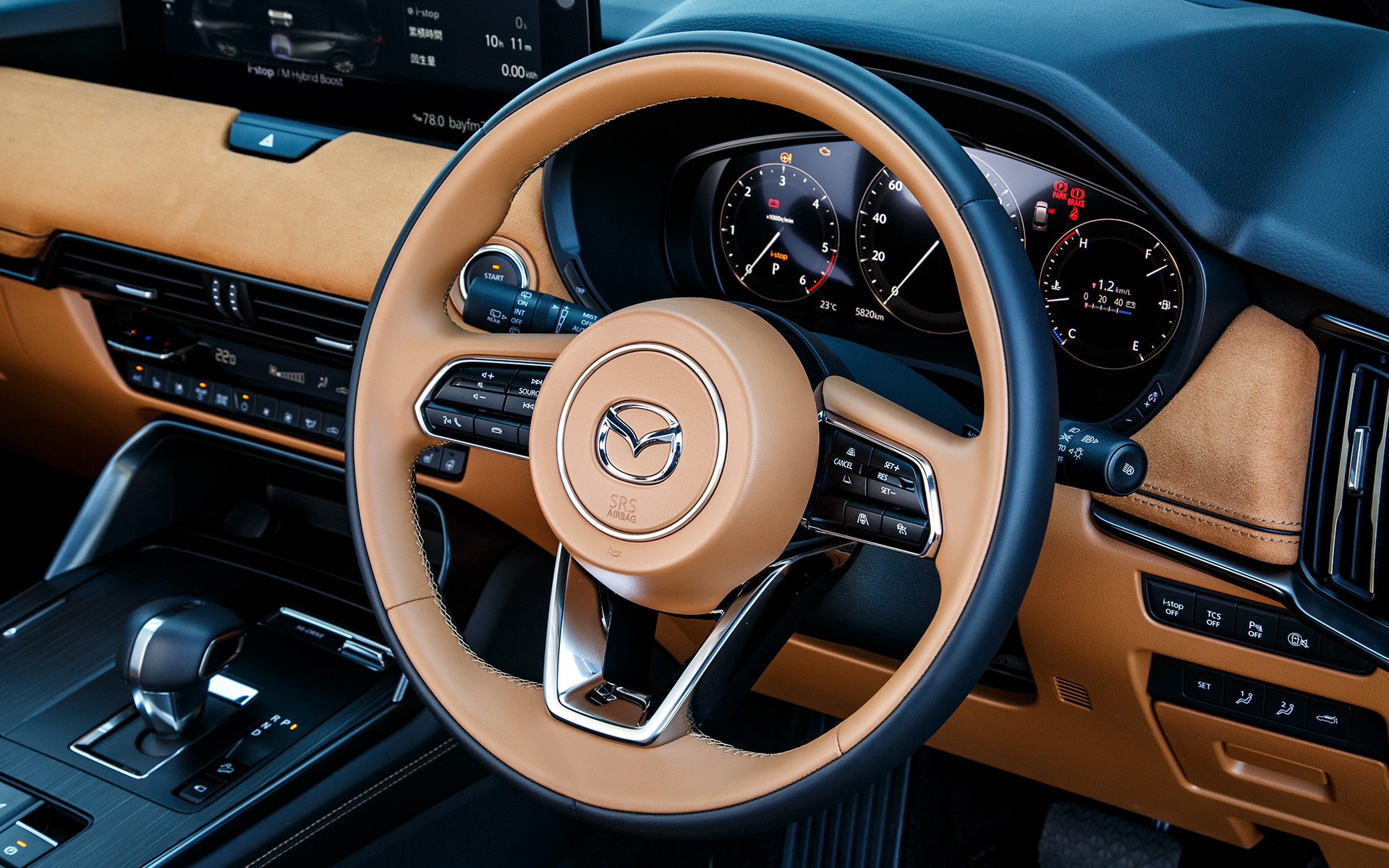 ステアリングもブラックとタンの2トーン本革巻き仕様