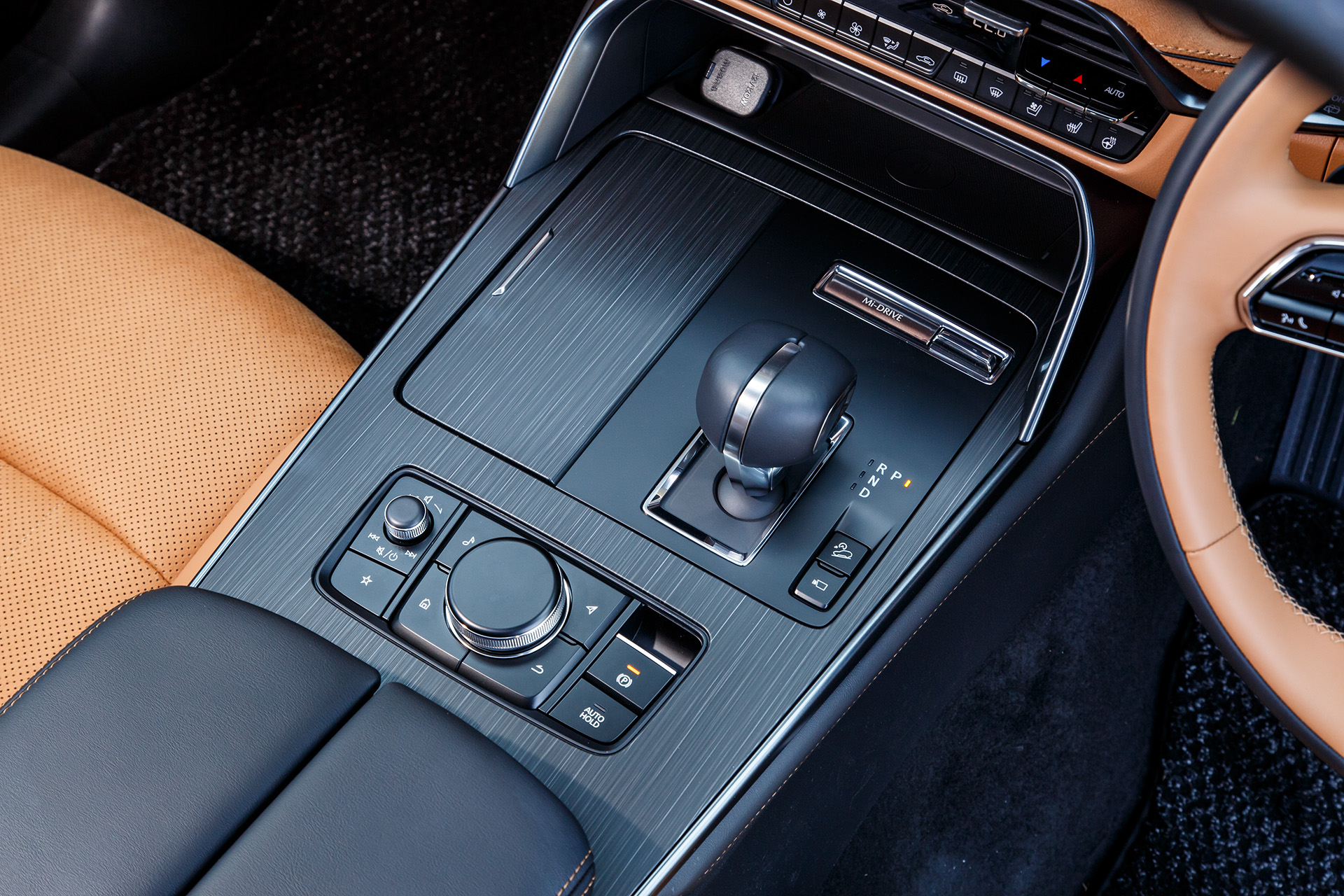 シフトまわり。こちらはブラック基調になる