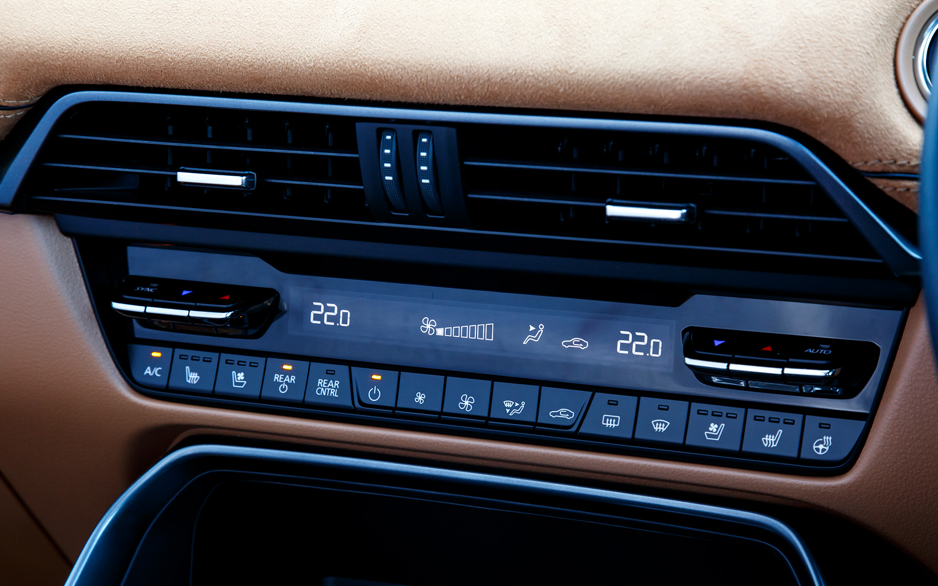 エアコン操作パネル。シートヒーターやベンチレーション、ステアリングヒーターも装
