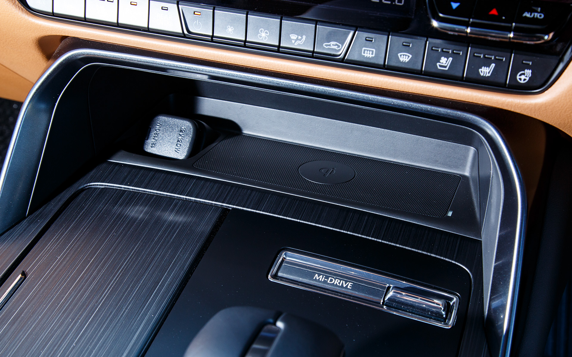 シフト前方にはワイヤレス充電（Qi）も装備