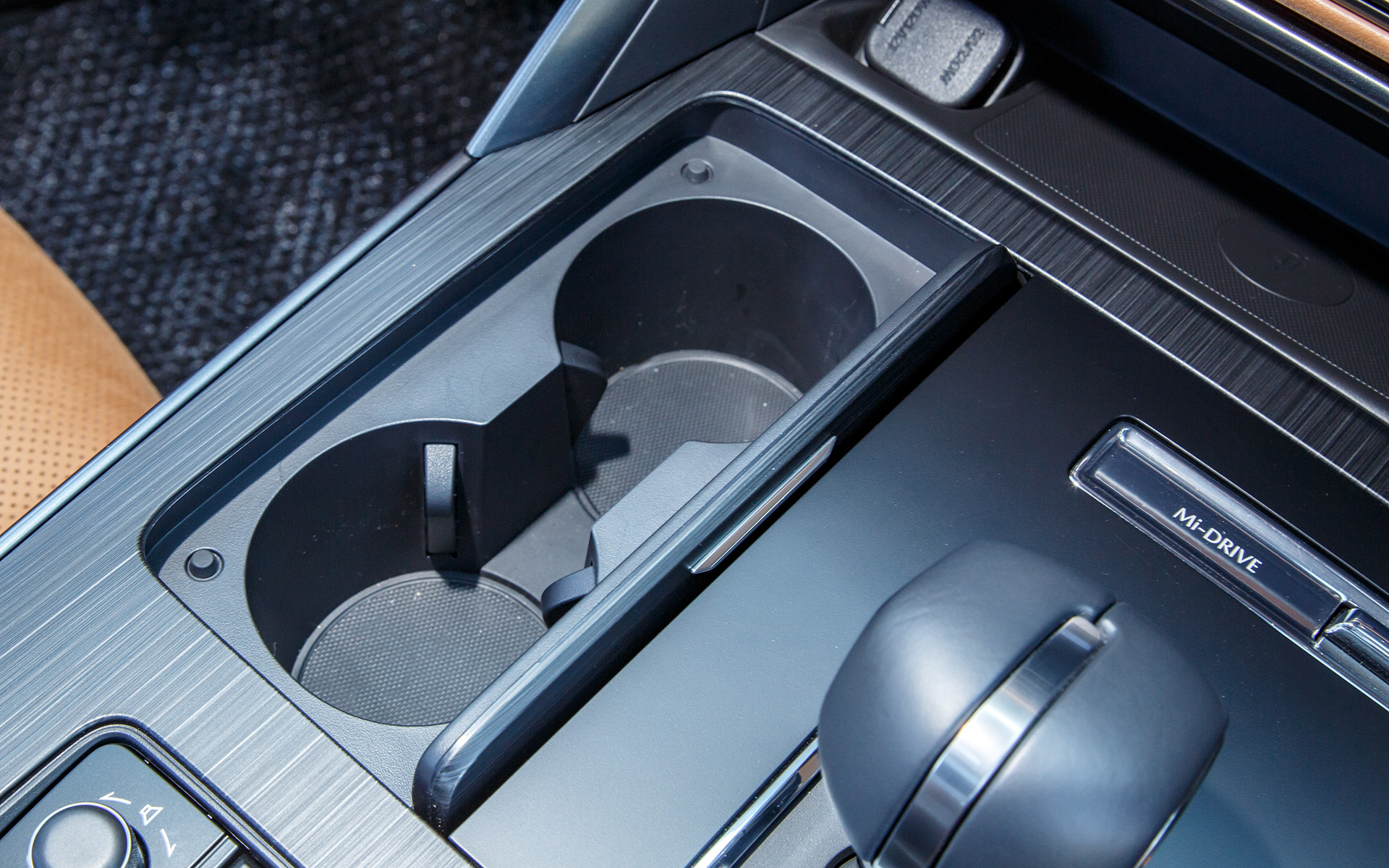 シフト横にはフタ付のカップホルダー