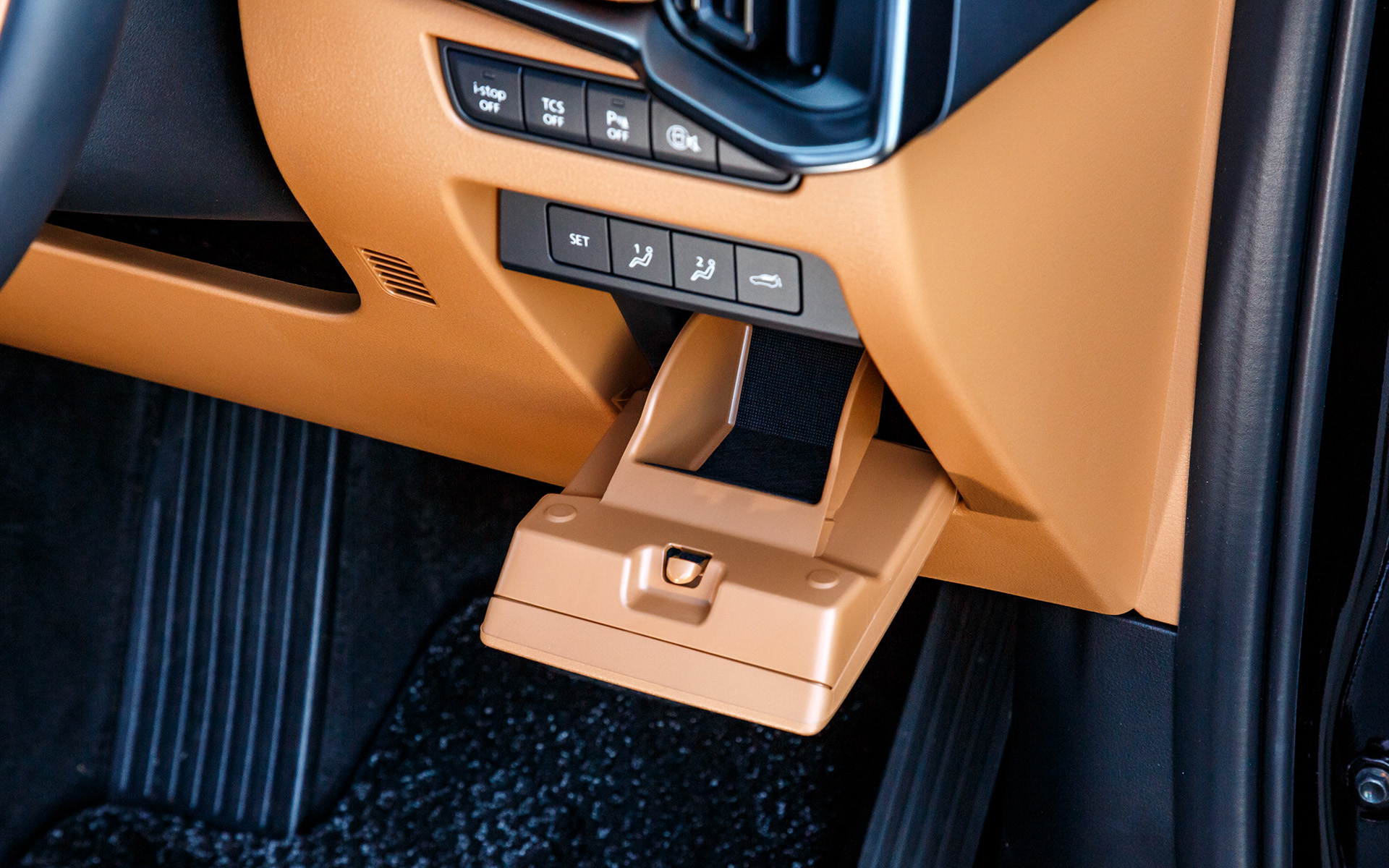 ステアリングコラム右側下部にはフタ付のポケット