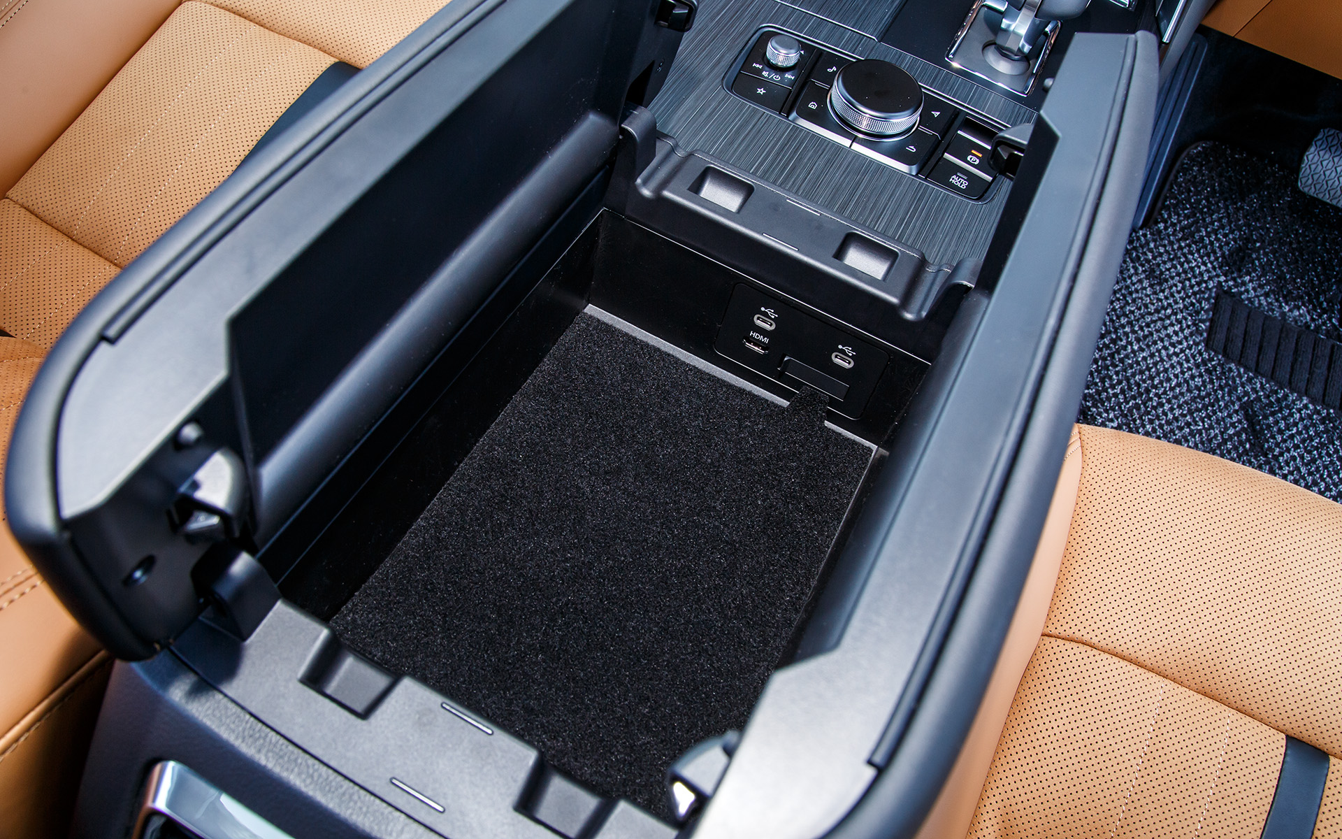 センターコンソールは両側開き。内部にはUSB端子などが備わる