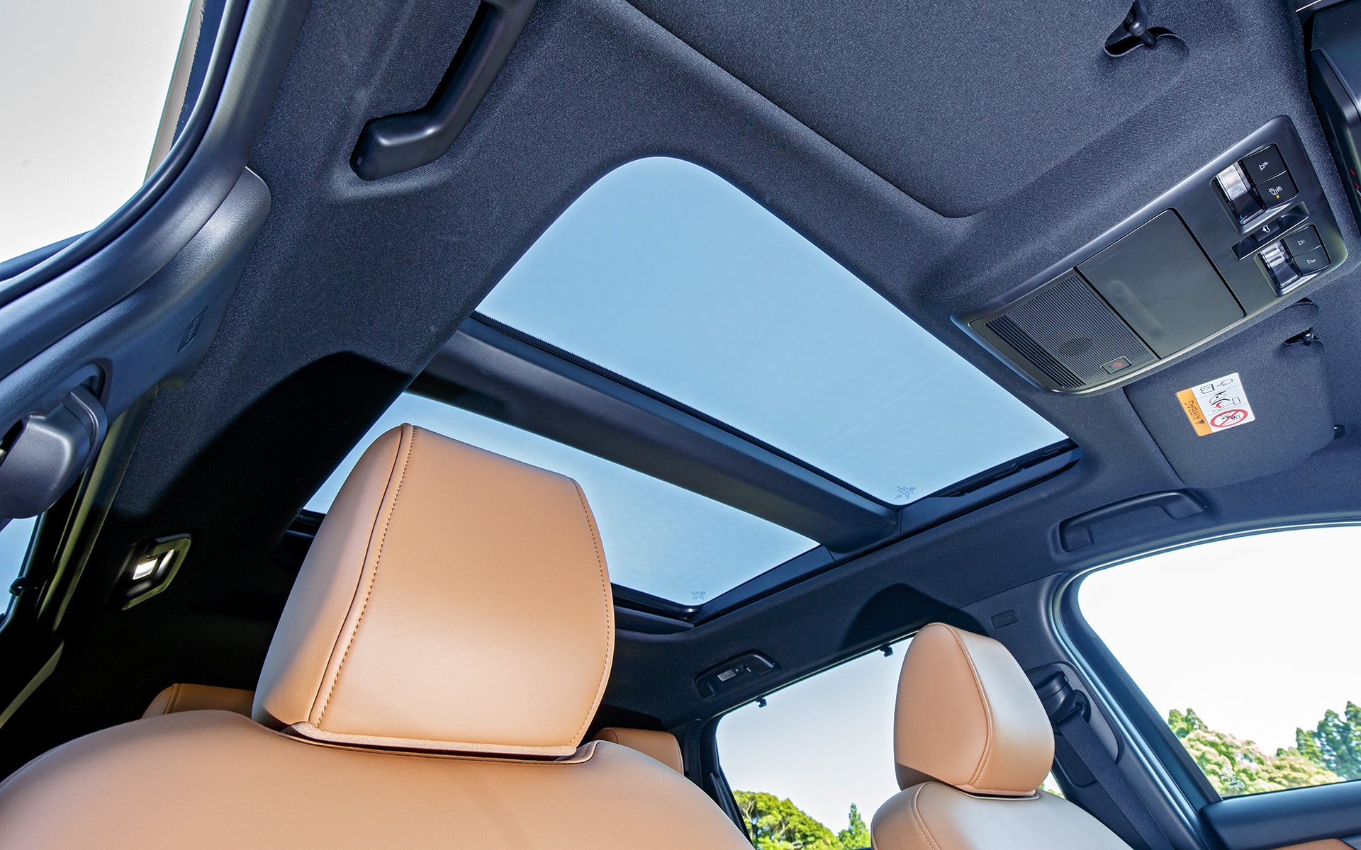 幅950mm×長さ1021mmのパノラマルーフを設定