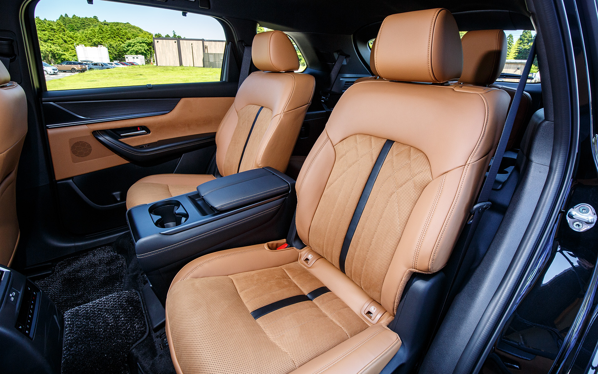 キャプテンタイプの2列目シート。こちらもセンターコンソール付き