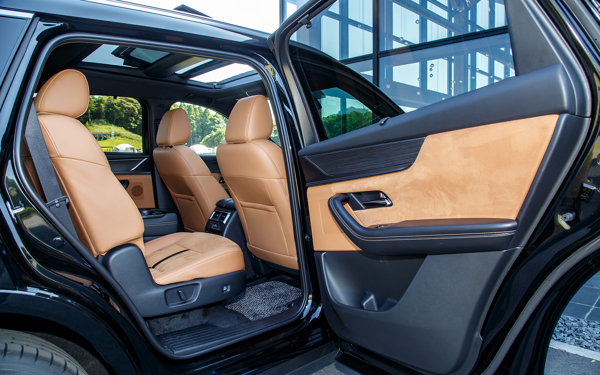 リアドアはCX-60より長くなるが大きく開くことで乗降性を確保