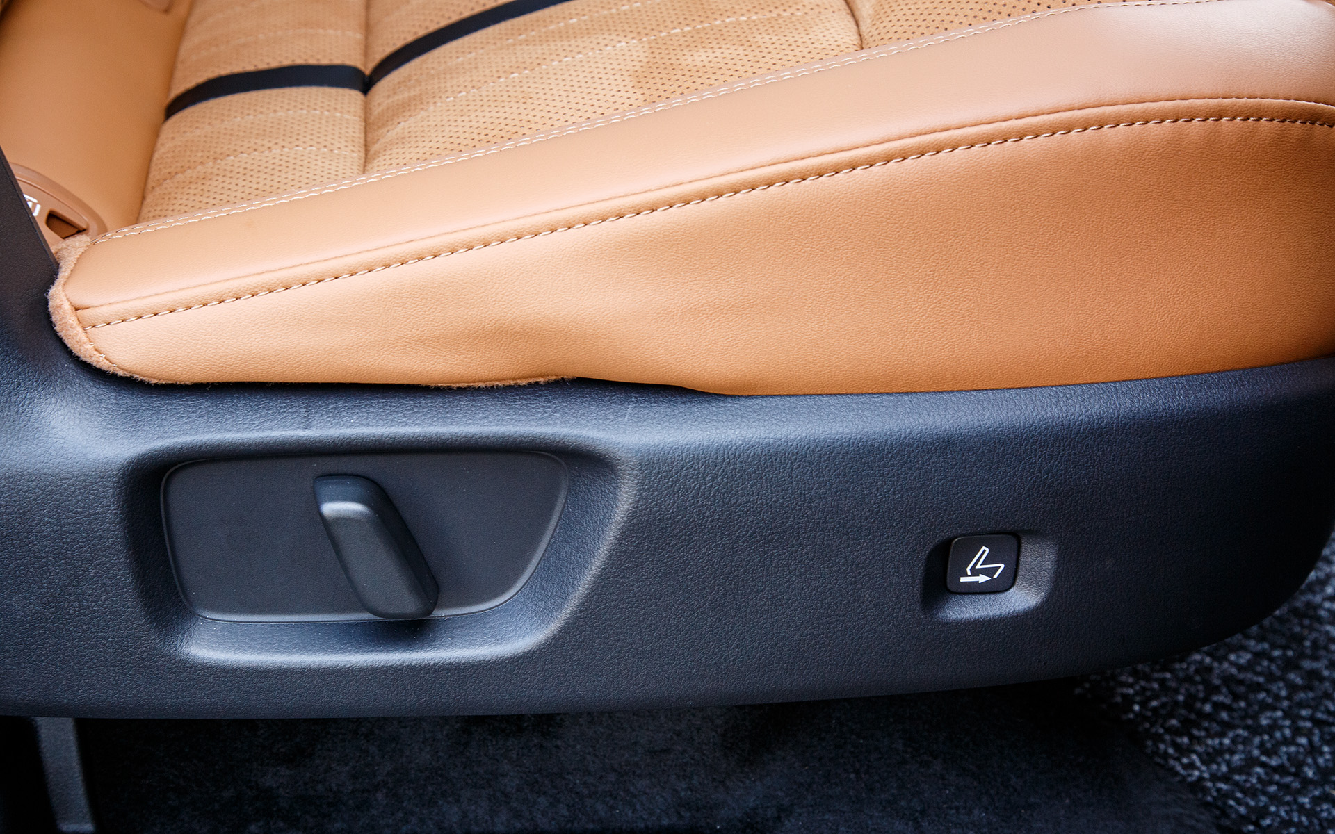 シートには電動調節とともに電動ワンタッチウォークイン機構も採用