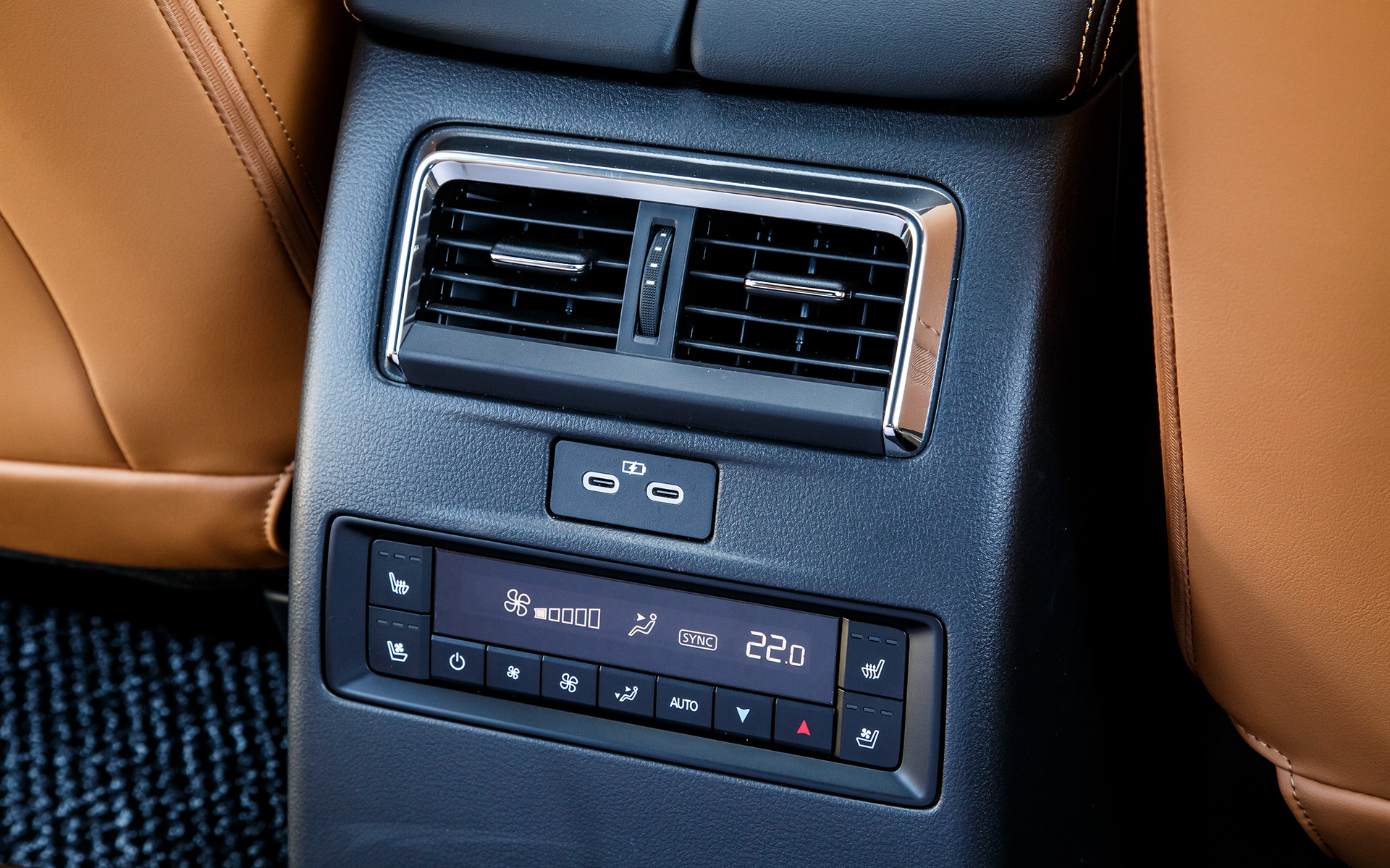 エアコンはリア側も独立して温度調節が可能。シートにもヒーターやベンチレーションが備わる