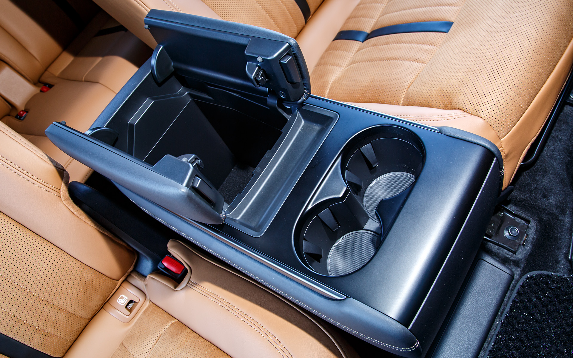 リアのセンターコンソールにはカップホルダーと収納を用意