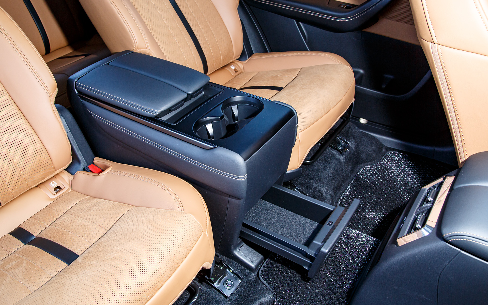 下部にもスライド式の収納が用意される