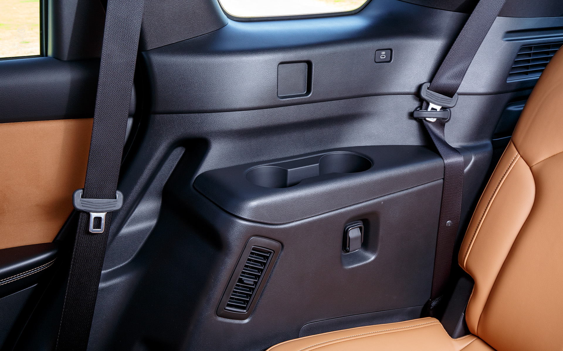 カップホルダーはもちろん充電用USB端子、さらにエアコン吹き出し口も備わる