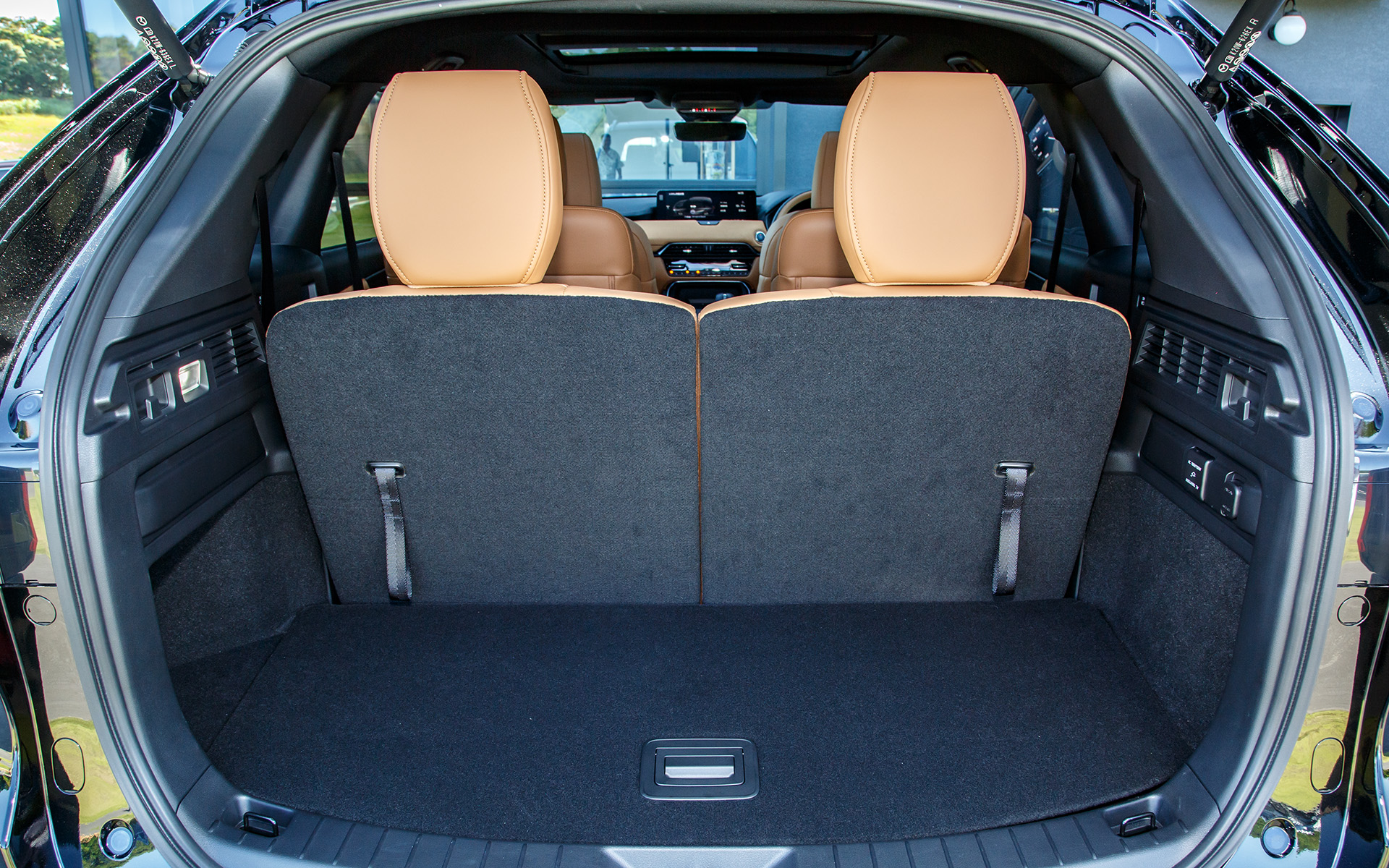 3列目使用時のラゲッジスペース。フロア下を含んで258Lの荷室容量がある