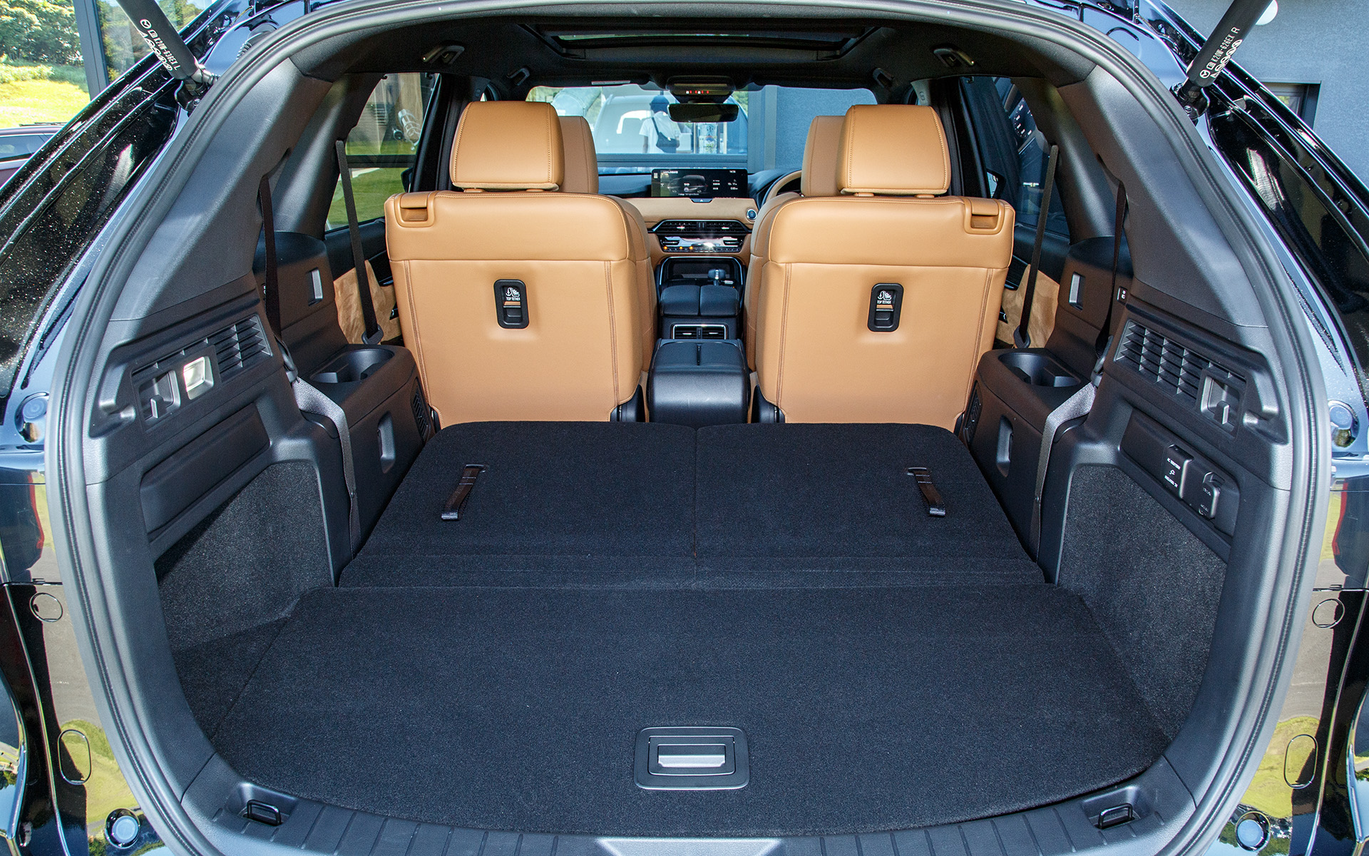 3列目収納時はフロア下を含めて687Lもの荷室容量を確保。ほぼフラットになるのも便利