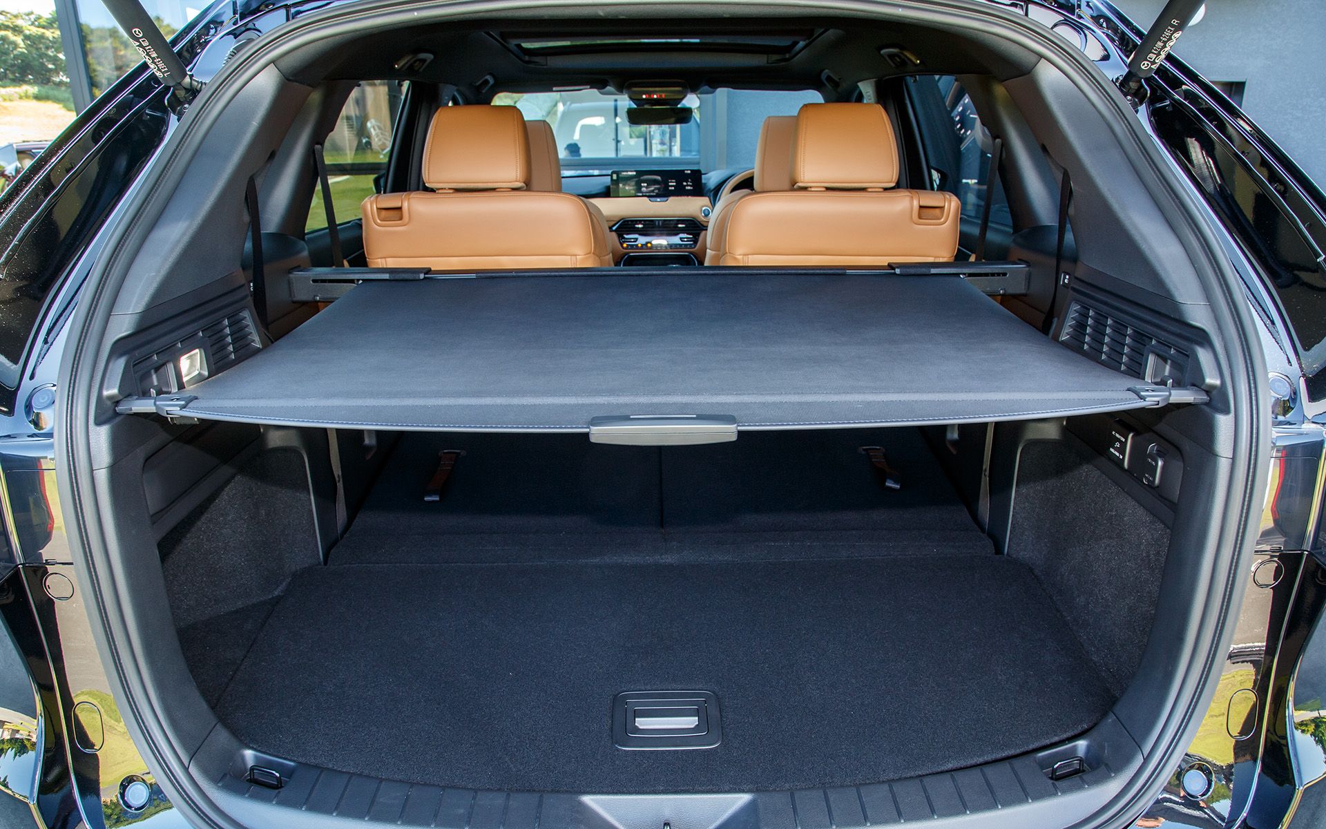 3列目収納時はトノカバーも利用可能