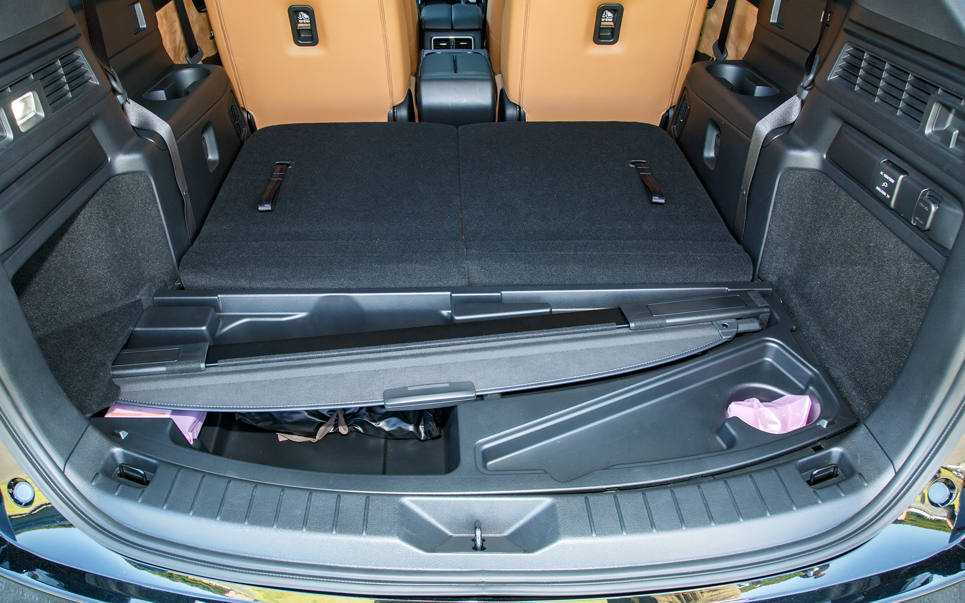 フロア下にはパンク修理キットなどが収るほか、トノカバーもスッキリ収納できる