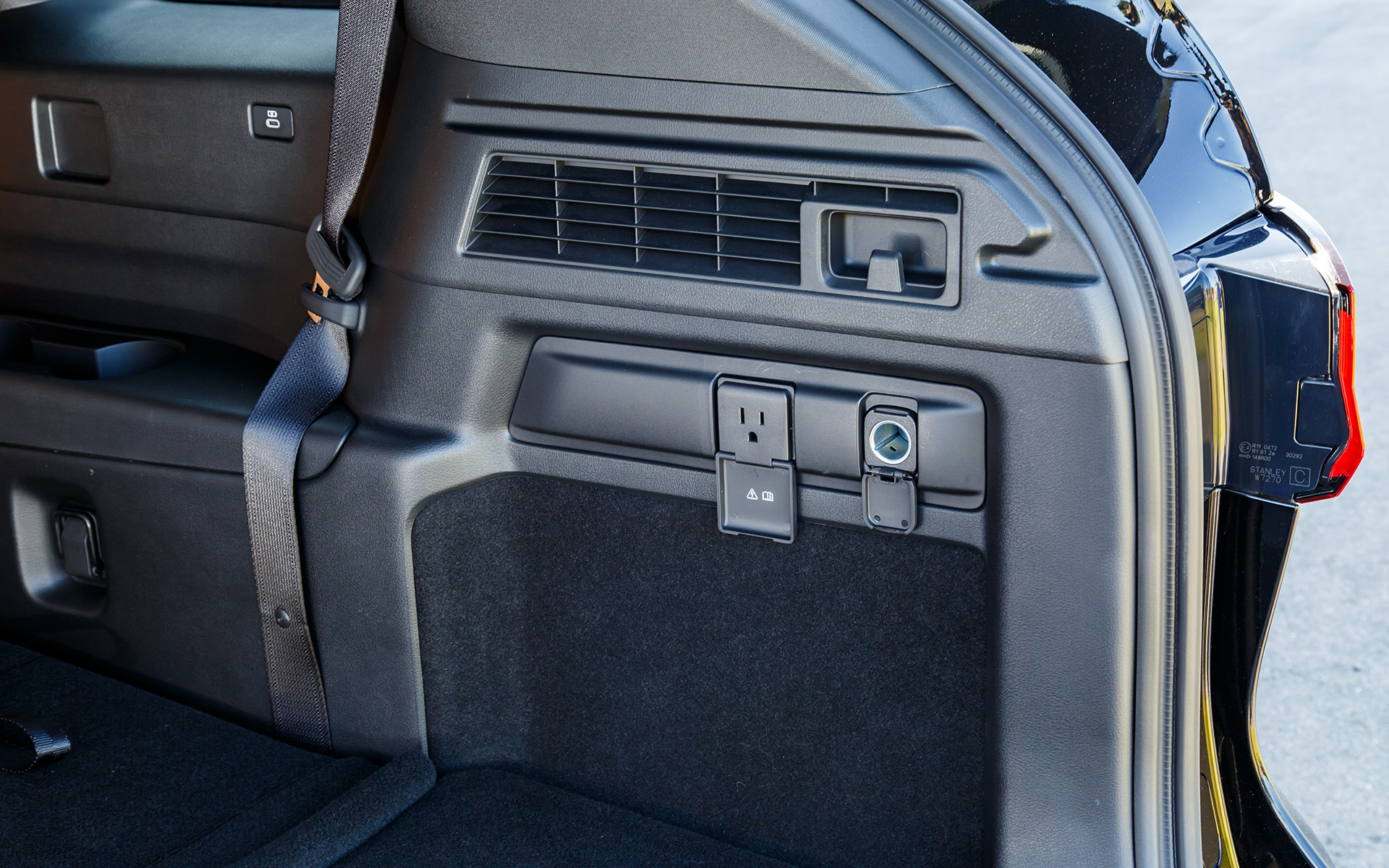 ラゲッジ側面にはDC12Vソケットに加えAC150W電源も用意