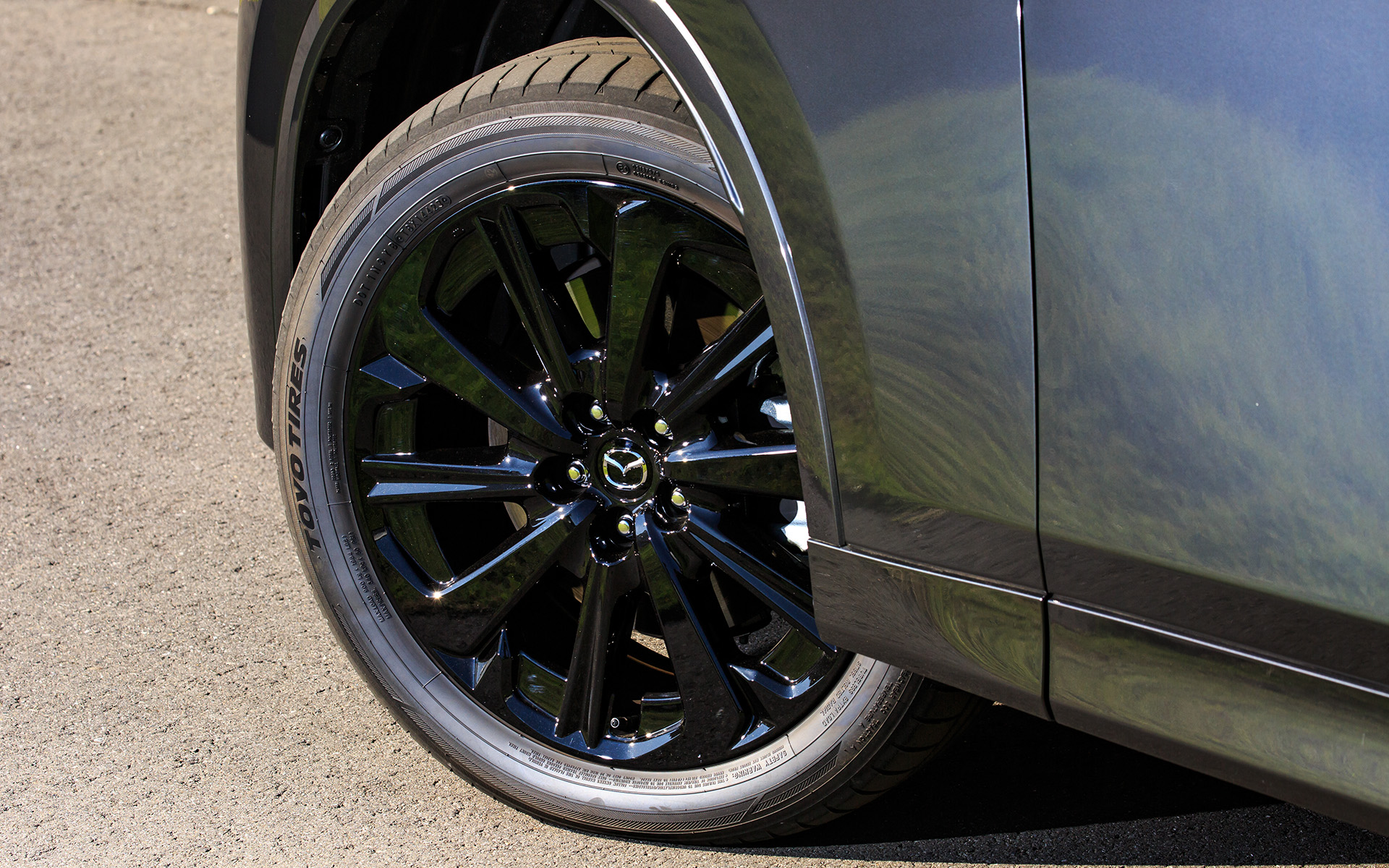 20インチのアルミホイールはPremium Sportsと同じくブラックメタリック塗装を採用