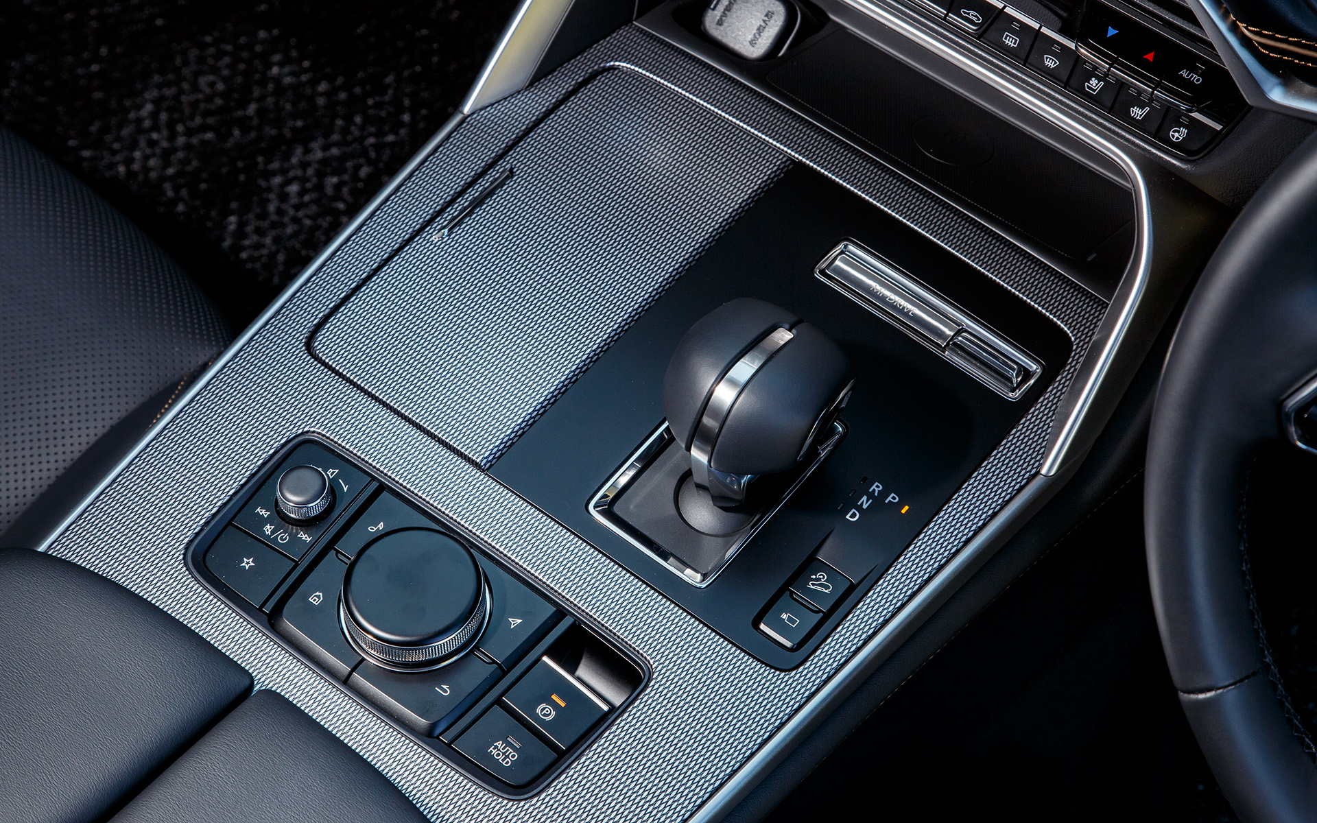 シフトまわりはシルバーとのコンビネーション