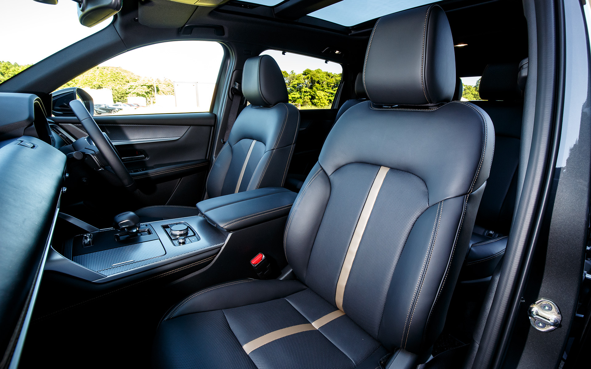 ブラックのナッパレザーを採用したフロントシート