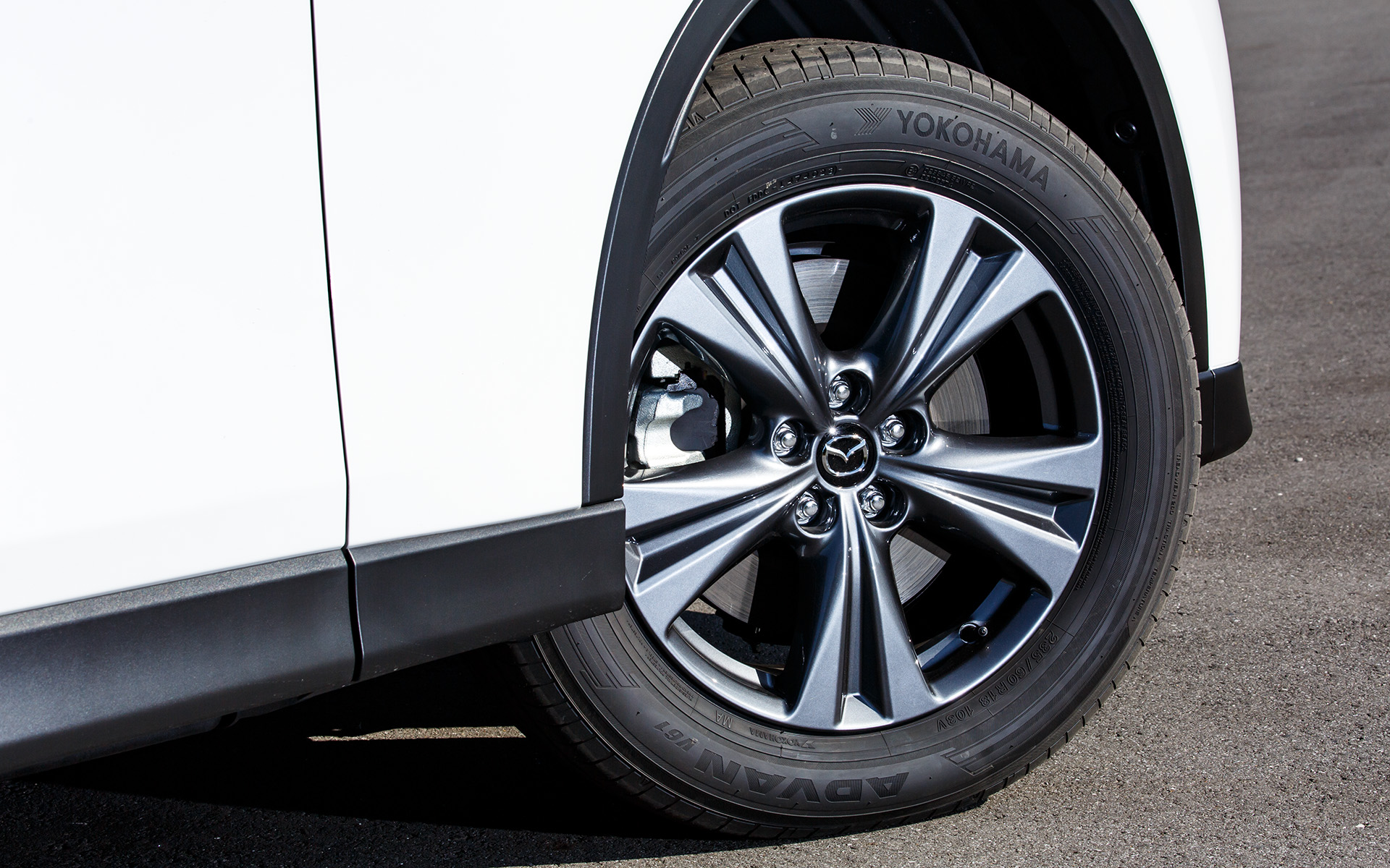 アルミホイールは18インチ。撮影車両は横浜ゴムの「アドバンV61」、サイズは235/60R18を装着