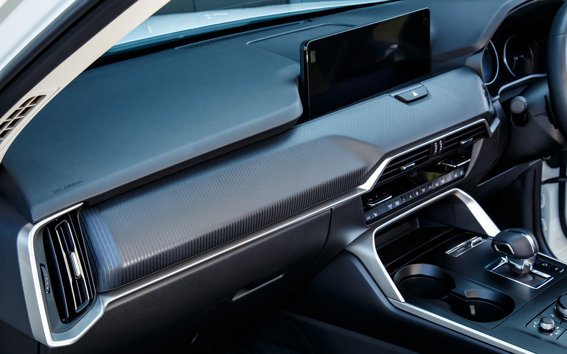 助手席前のパネルはベーシックな樹脂タイプ