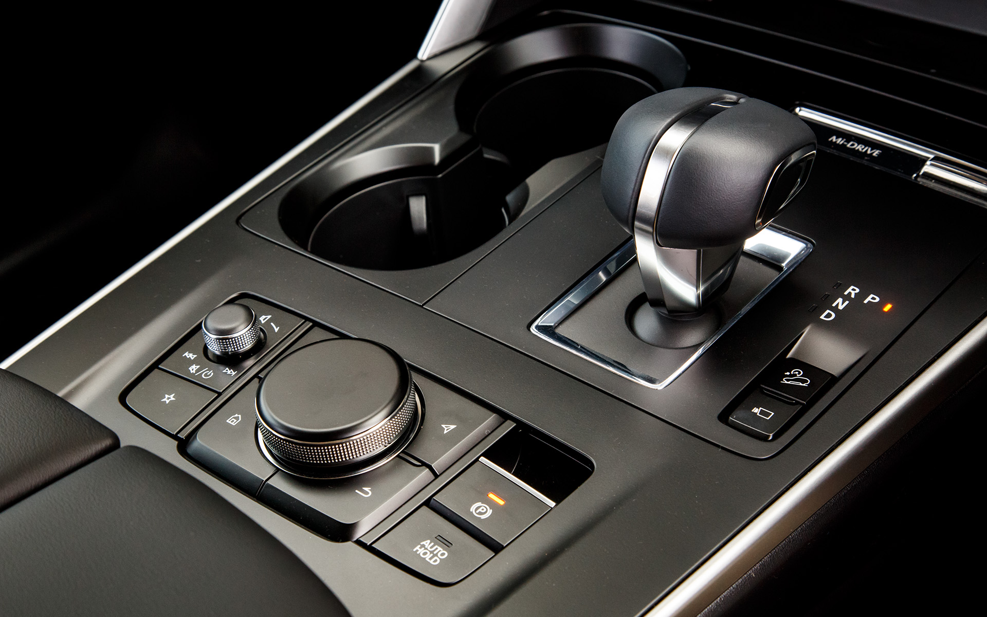 シフトまわりも装飾を抑えたシンプルな仕上がり