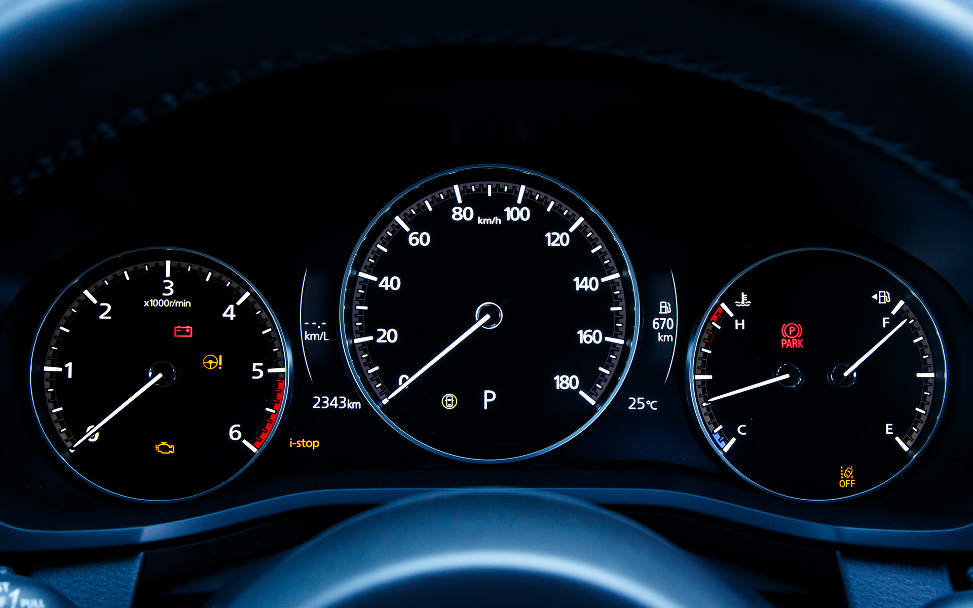 メーターは液晶を組み合わせた3眼タイプ