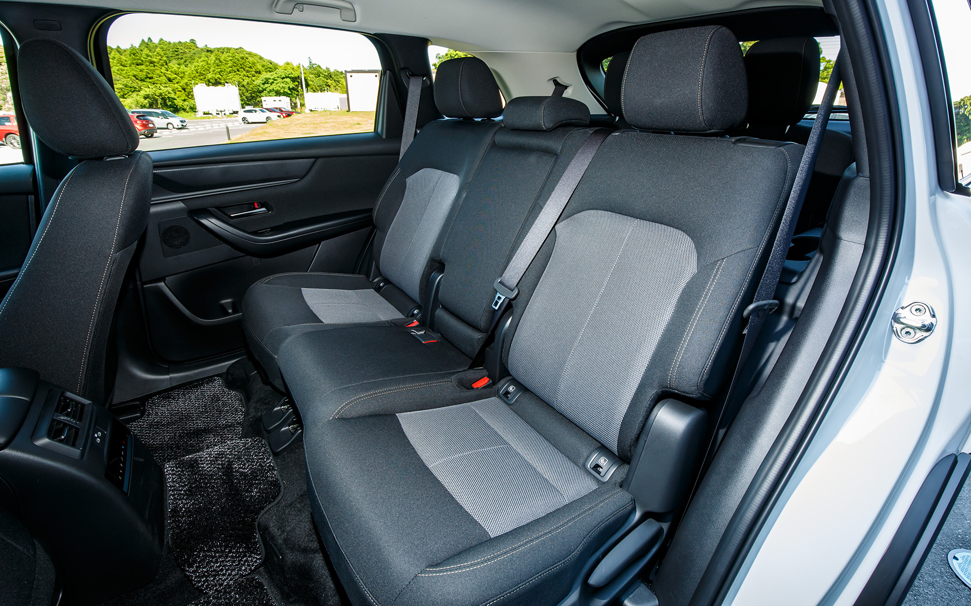 2列目は3人掛けのベンチシートになる