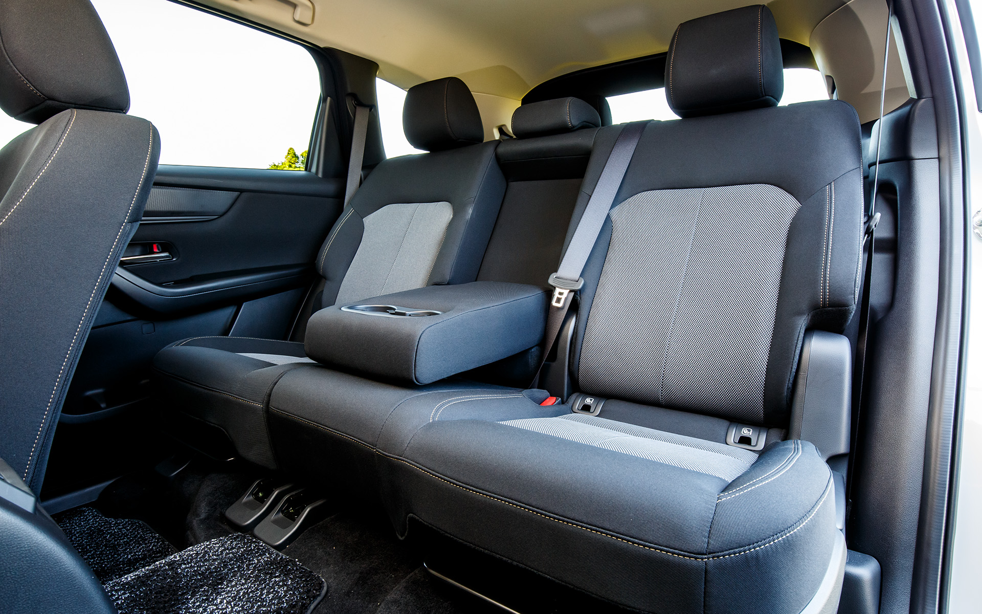 中央には収納式のアームレストを装備