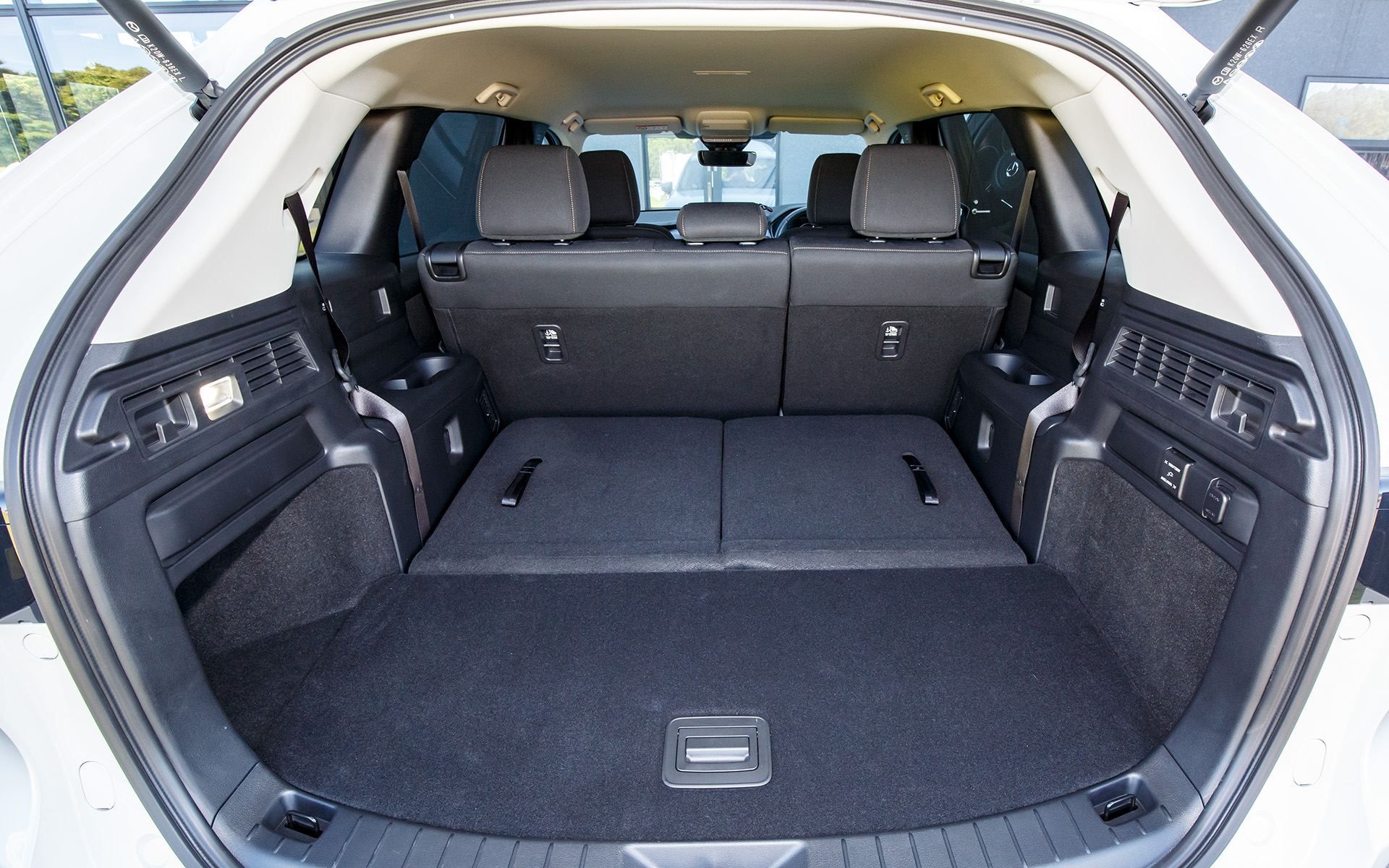 3列目収納時のラゲッジスペース