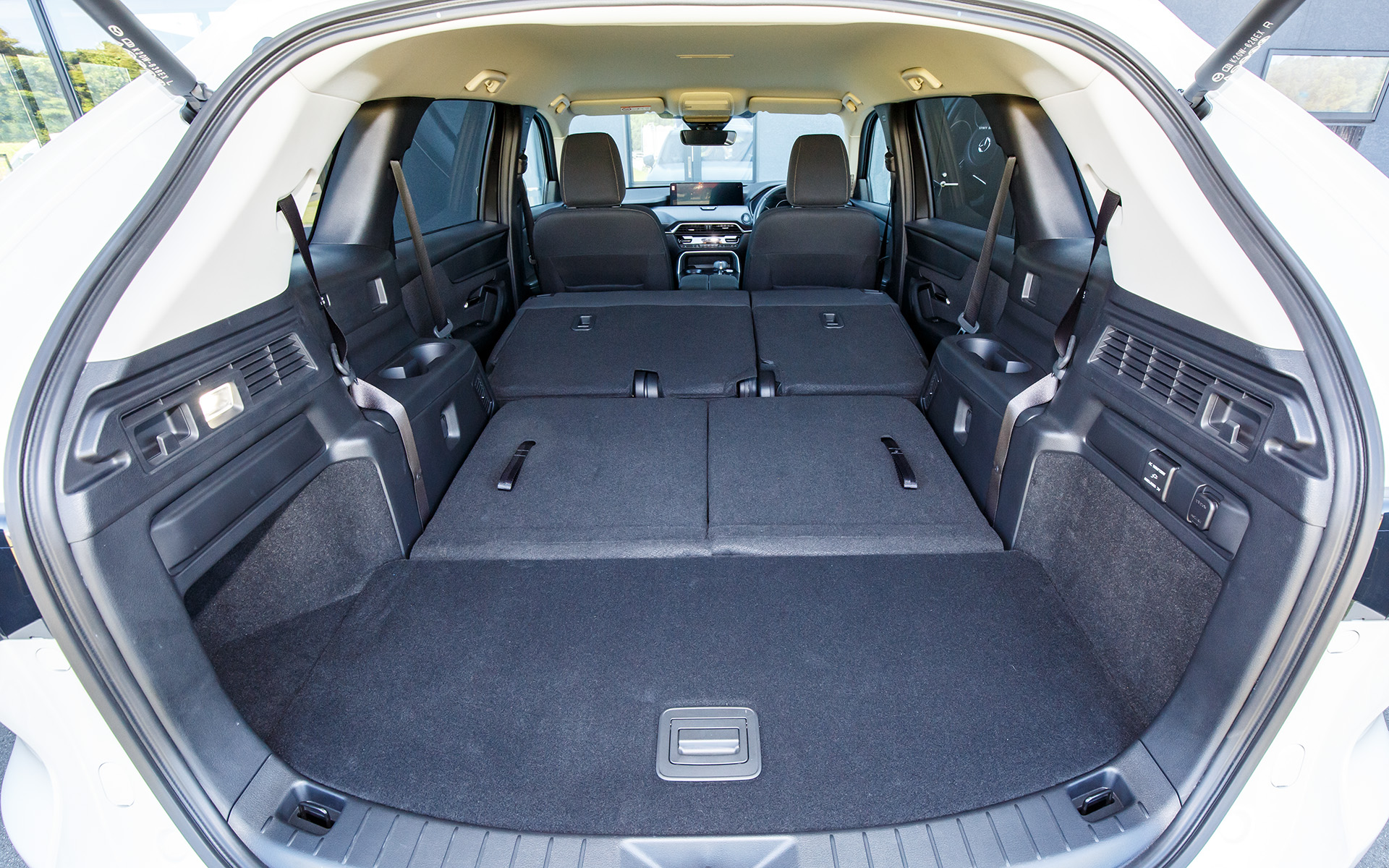 2列目は7:3分割可倒式。収納時は広大なラゲッジスペースを確保できる