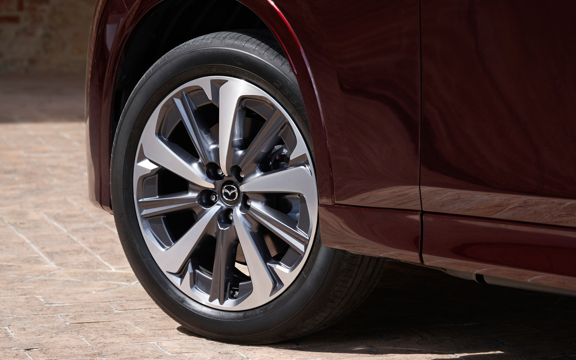 ホイールはグレーメタリックと切削部分とのコントラストを柔らげ、品格の高さを表現している