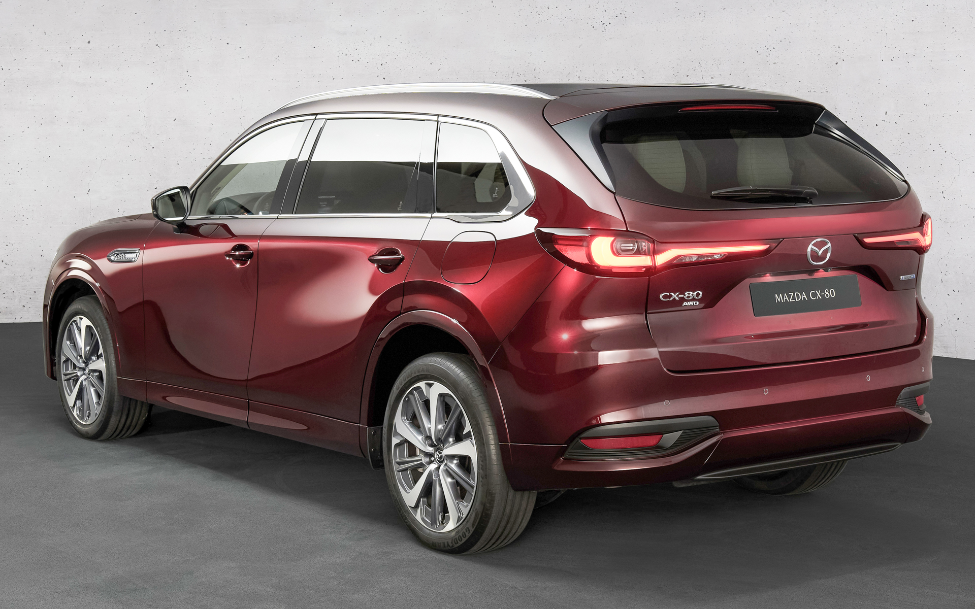 ボディサイズは4990×1890×1710mm（全長×全幅×全高/ルーフレールなしは全高1705mm）、ホイールベースは3120mm、最小回転半径は5.8m