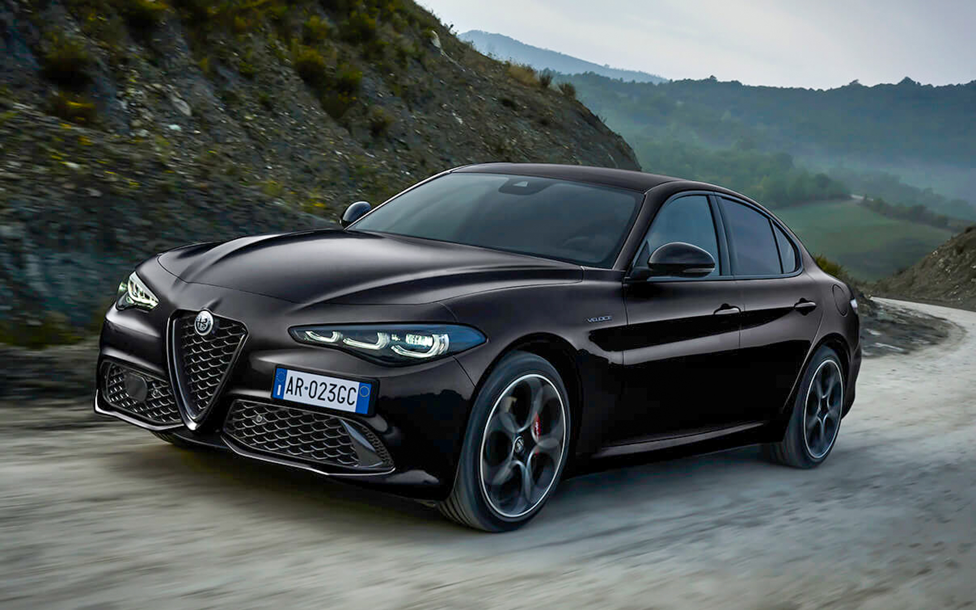 アルファ ロメオの特別仕様車「ジュリア ヴェローチェ モノクロームエディション」